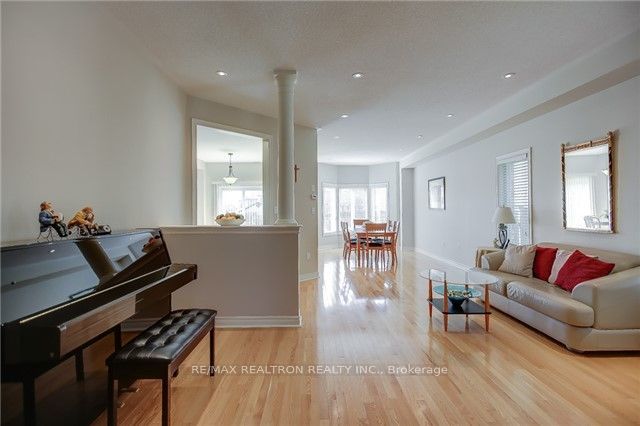 15 Dragonfly Avenue, Richmond Hill, ON L4S 2V2 photo 3