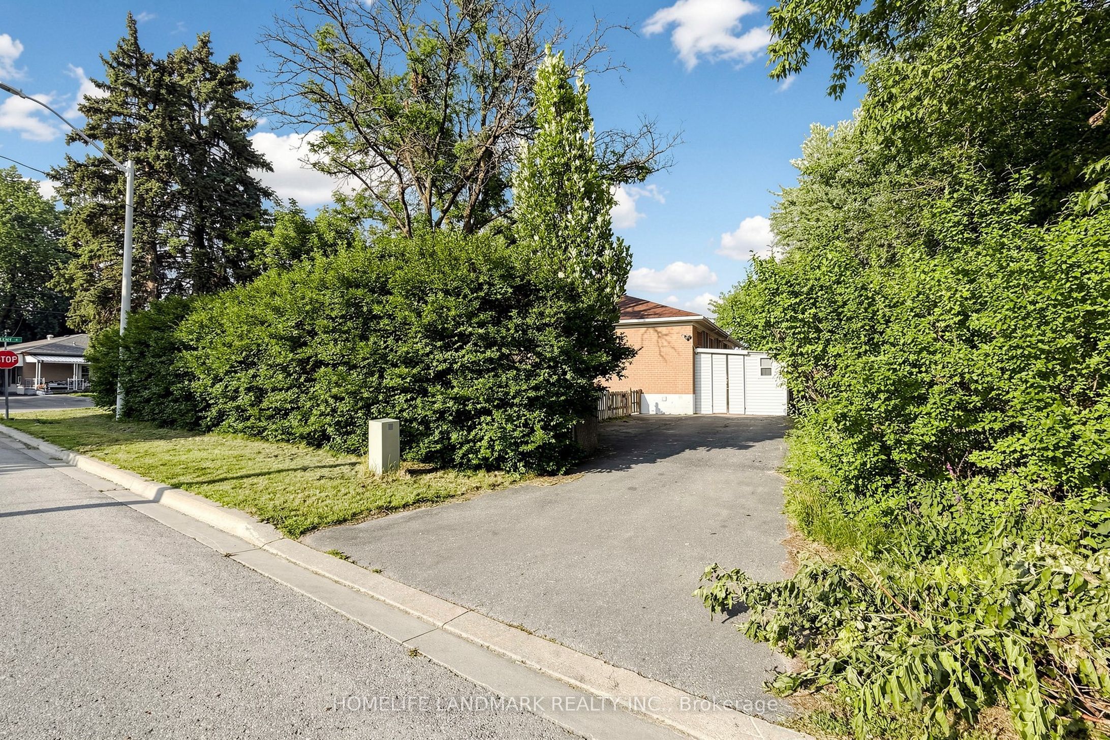 212 Beechy Drive, Richmond Hill, ON L4C 2X7