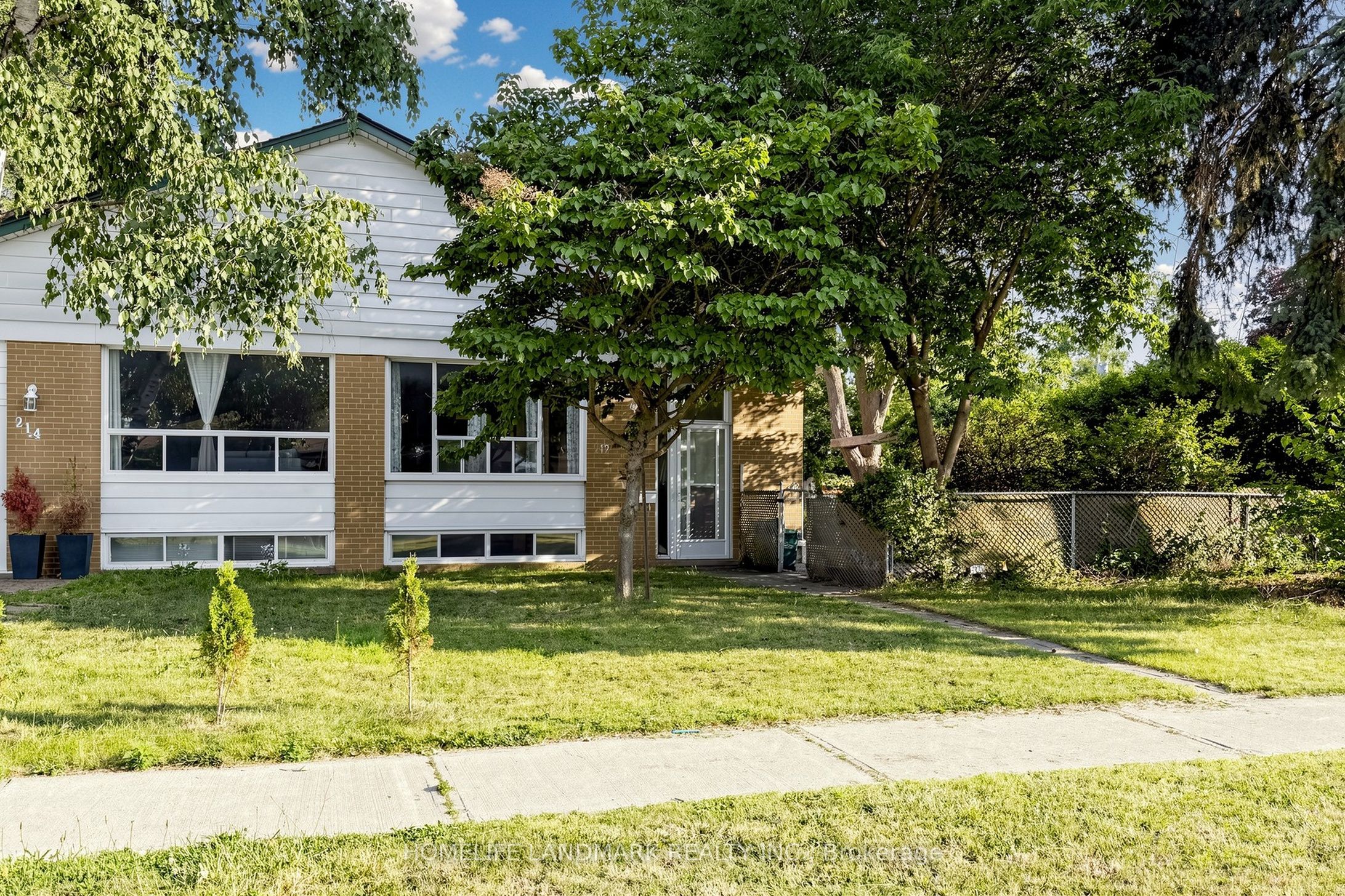 212 Beechy Drive, Richmond Hill, ON L4C 2X7 photo 2
