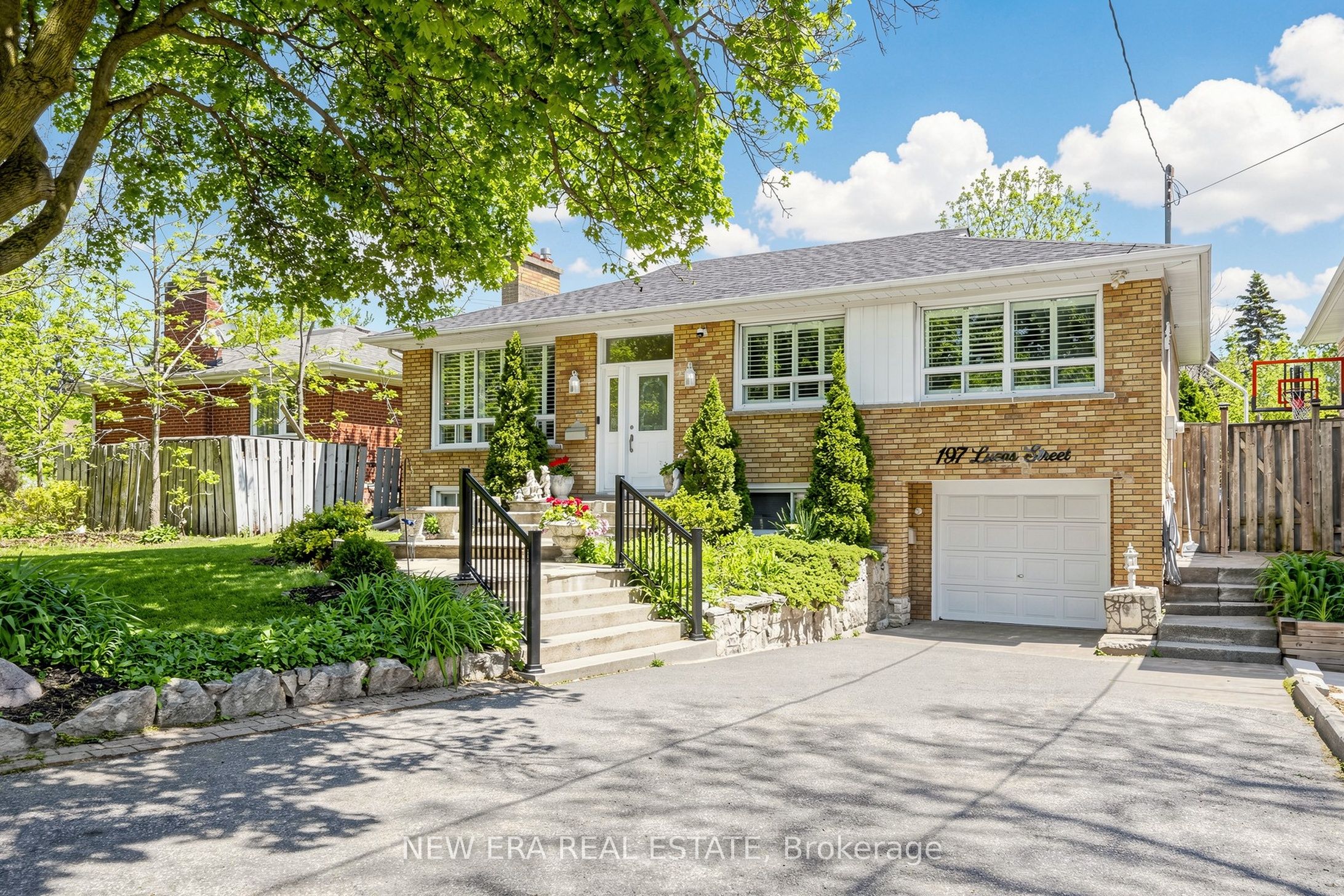 197 Lucas Street, Richmond Hill, ON L4C 4P8 photo 2