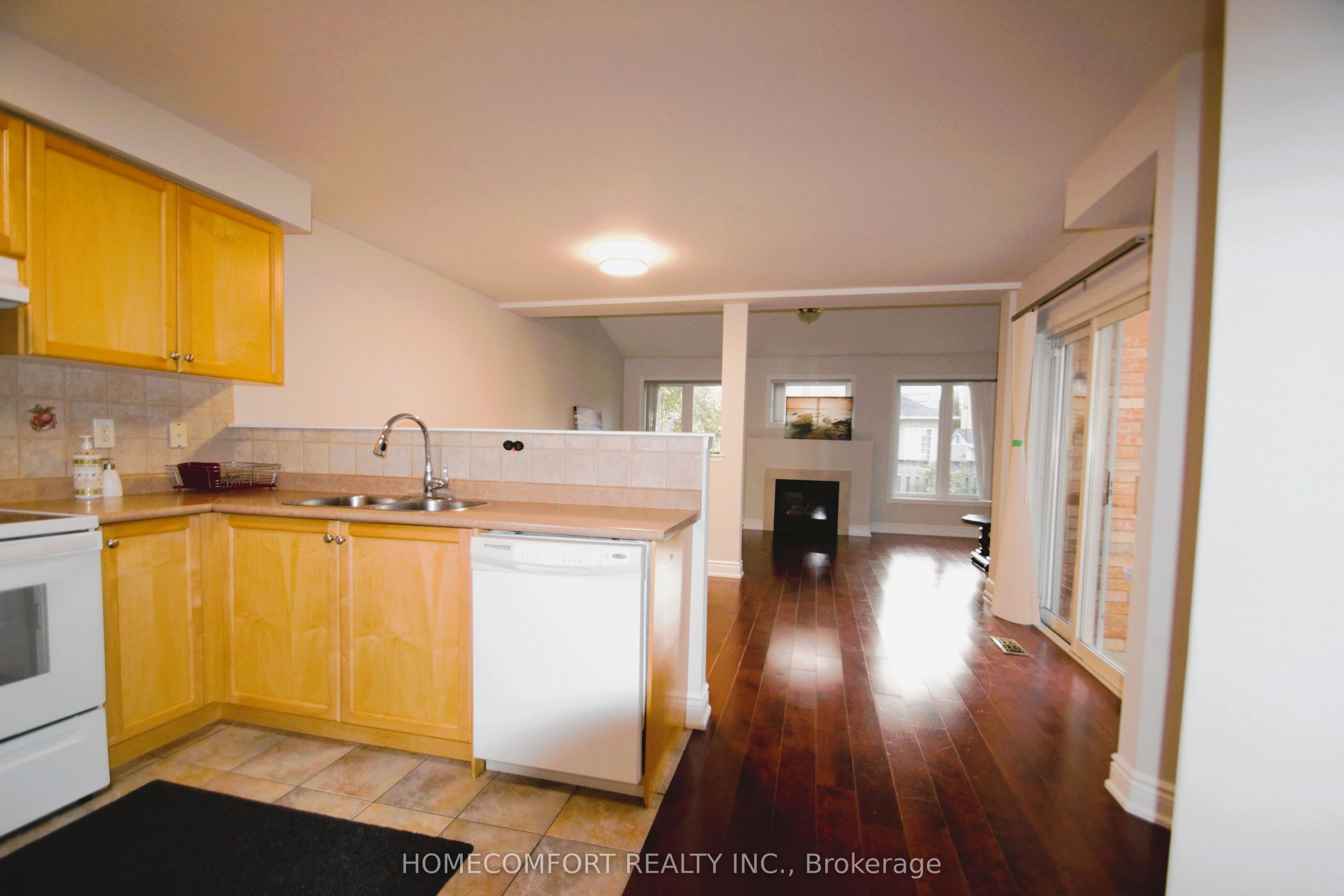28 Deerwood Crescent, Richmond Hill, ON L4E 4B5 photo 4