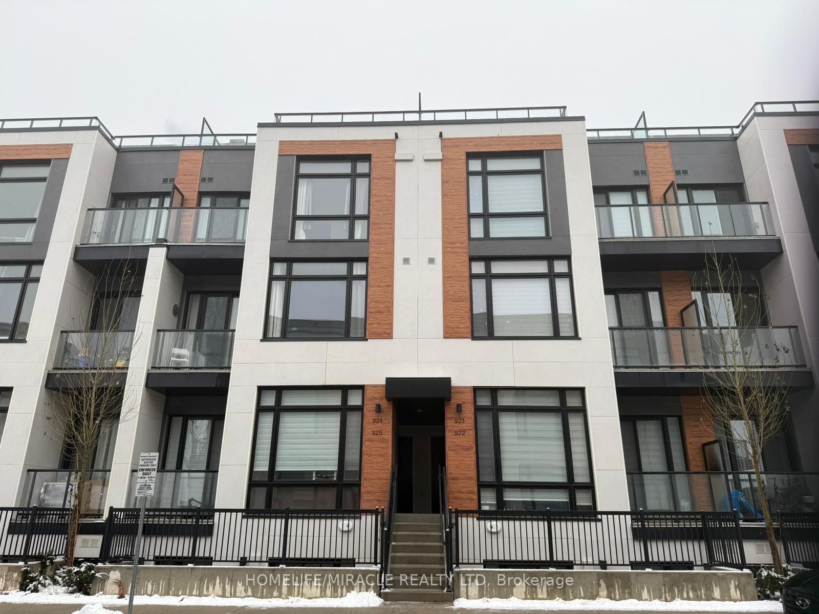 2 Steckley House Lane 924, Richmond Hill, ON L4S 0N4