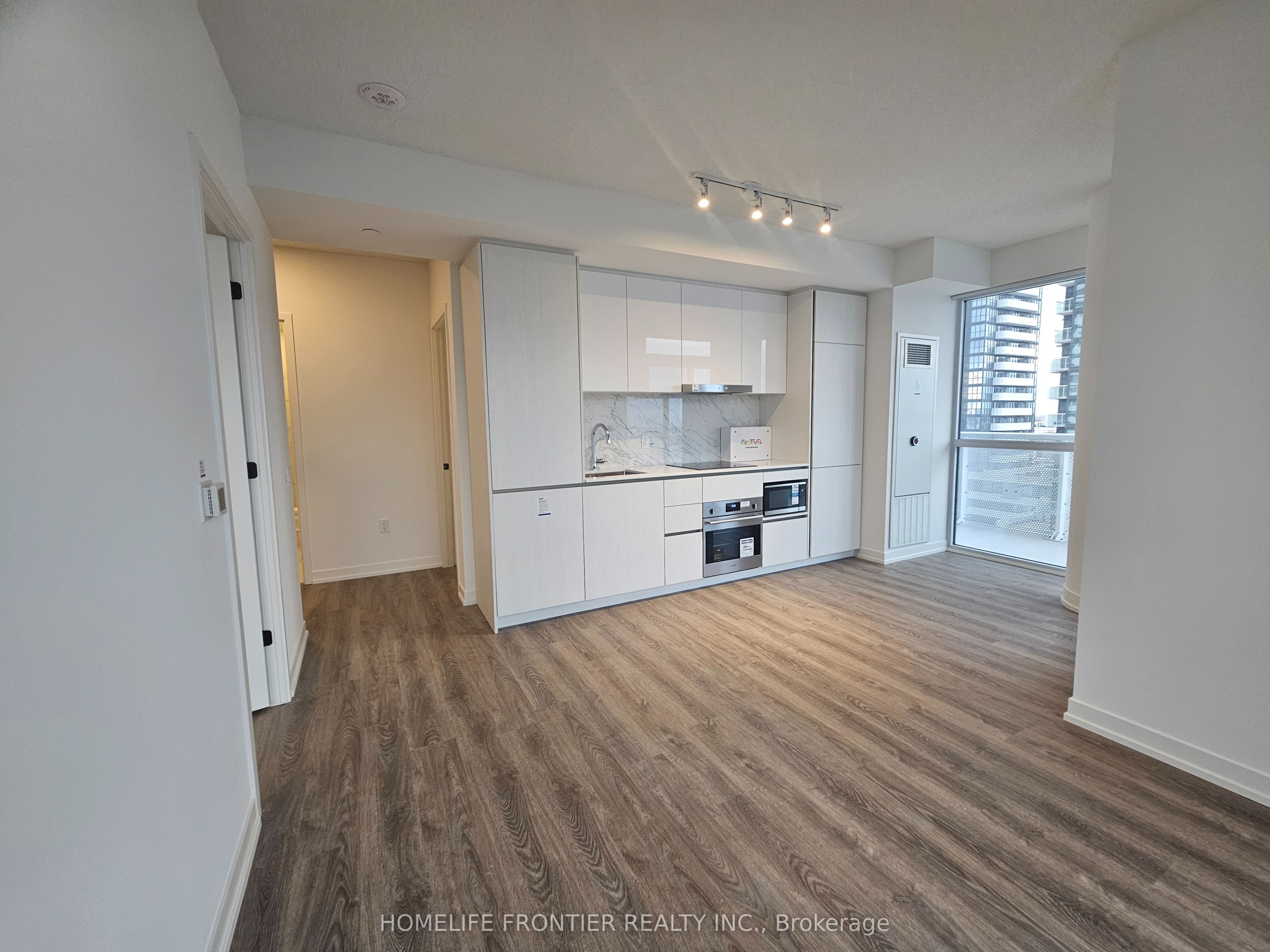 8 Interchange Way 902, Vaughan, ON L4K 5Z7 photo 4
