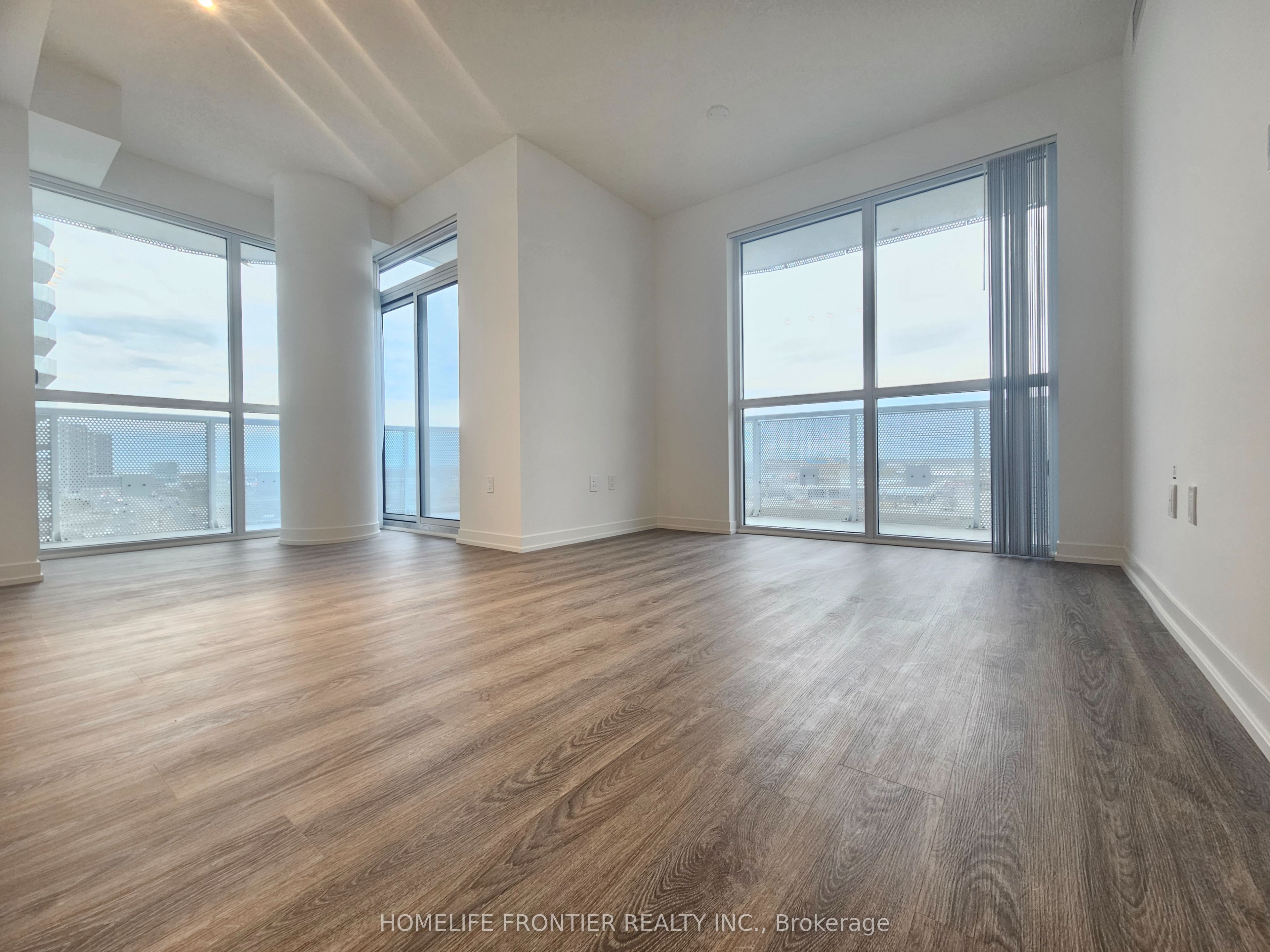 8 Interchange Way 902, Vaughan, ON L4K 5Z7 photo 5