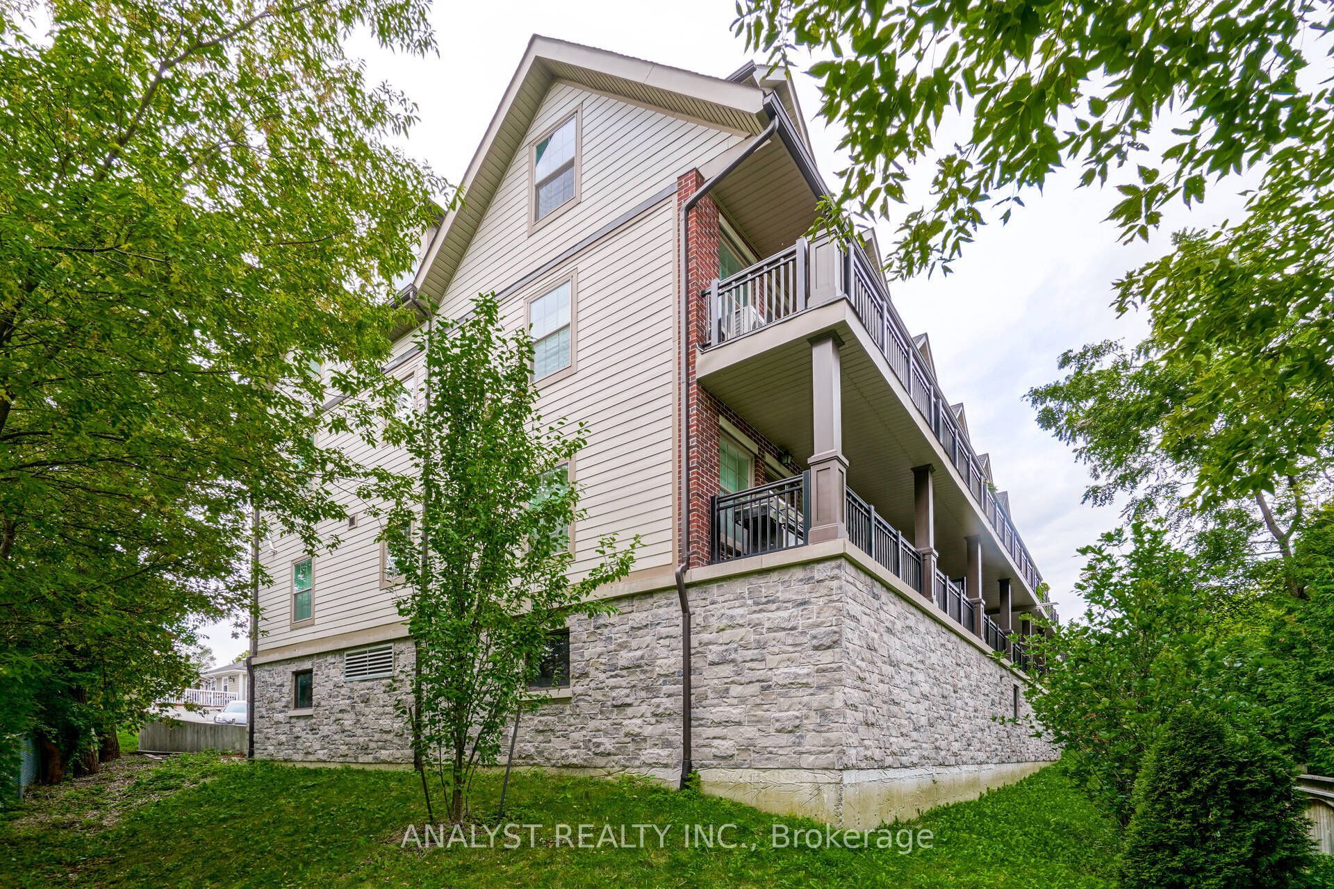 10425 Islington Avenue 218, Vaughan, ON L0J 1C0 photo 2
