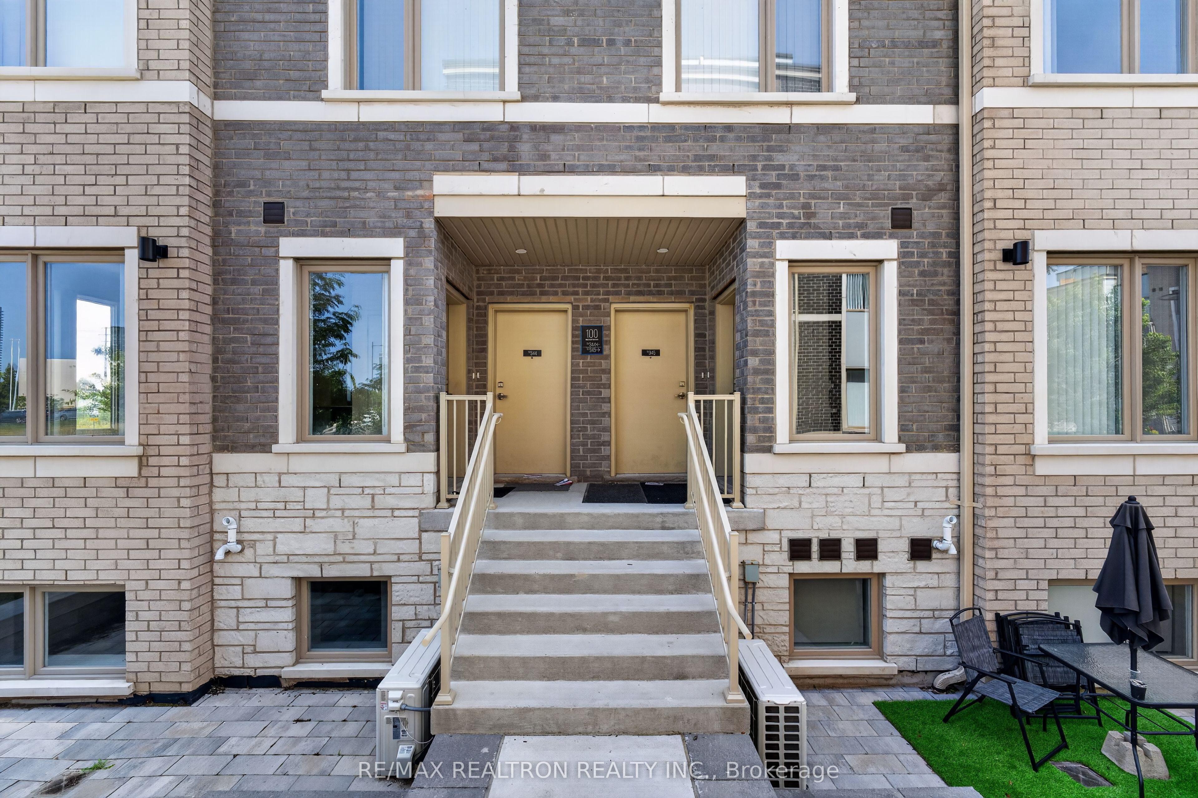 100 Honeycrisp Crescent 343, Vaughan, ON L4K 0N7 photo 2