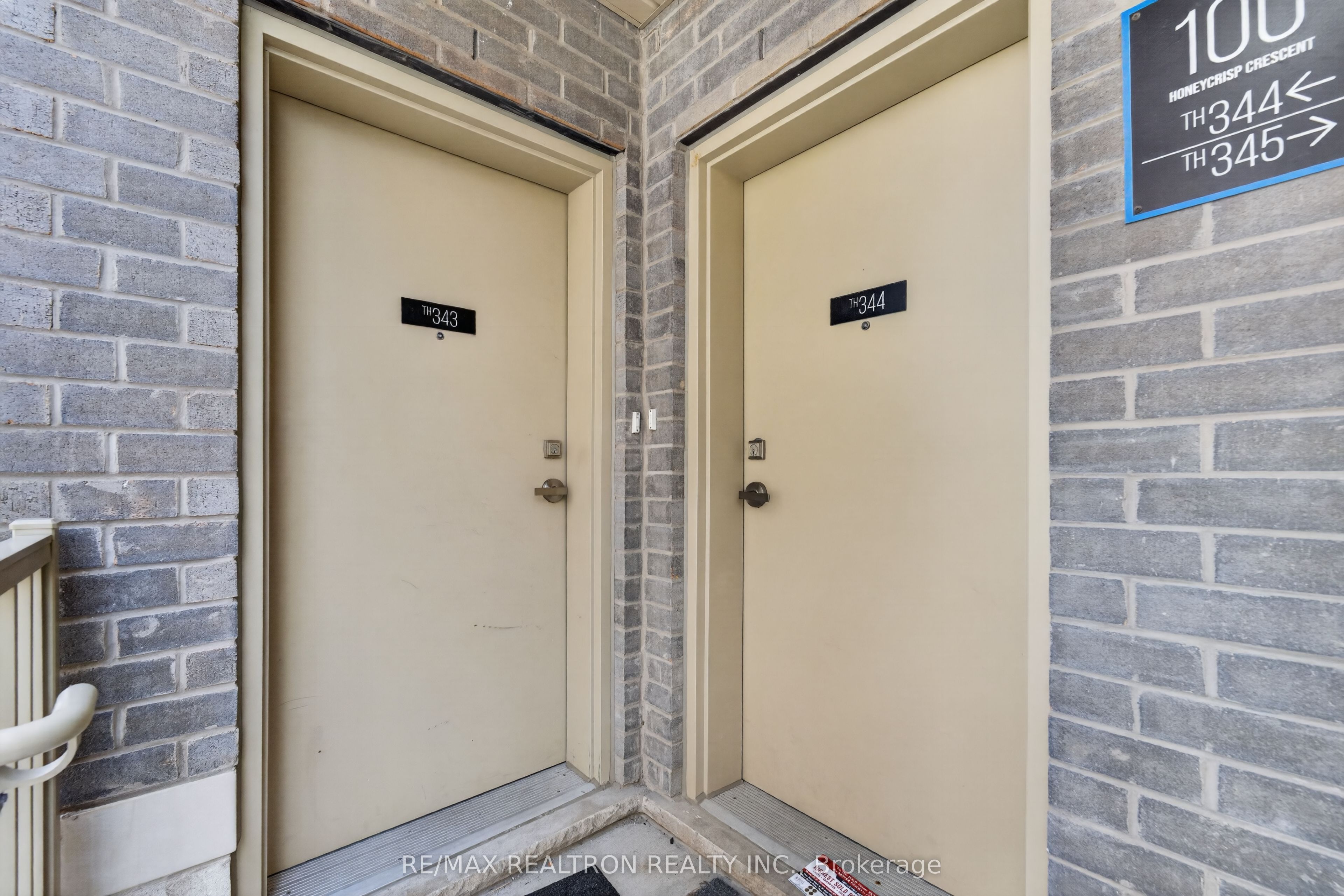 100 Honeycrisp Crescent 343, Vaughan, ON L4K 0N7 photo 3