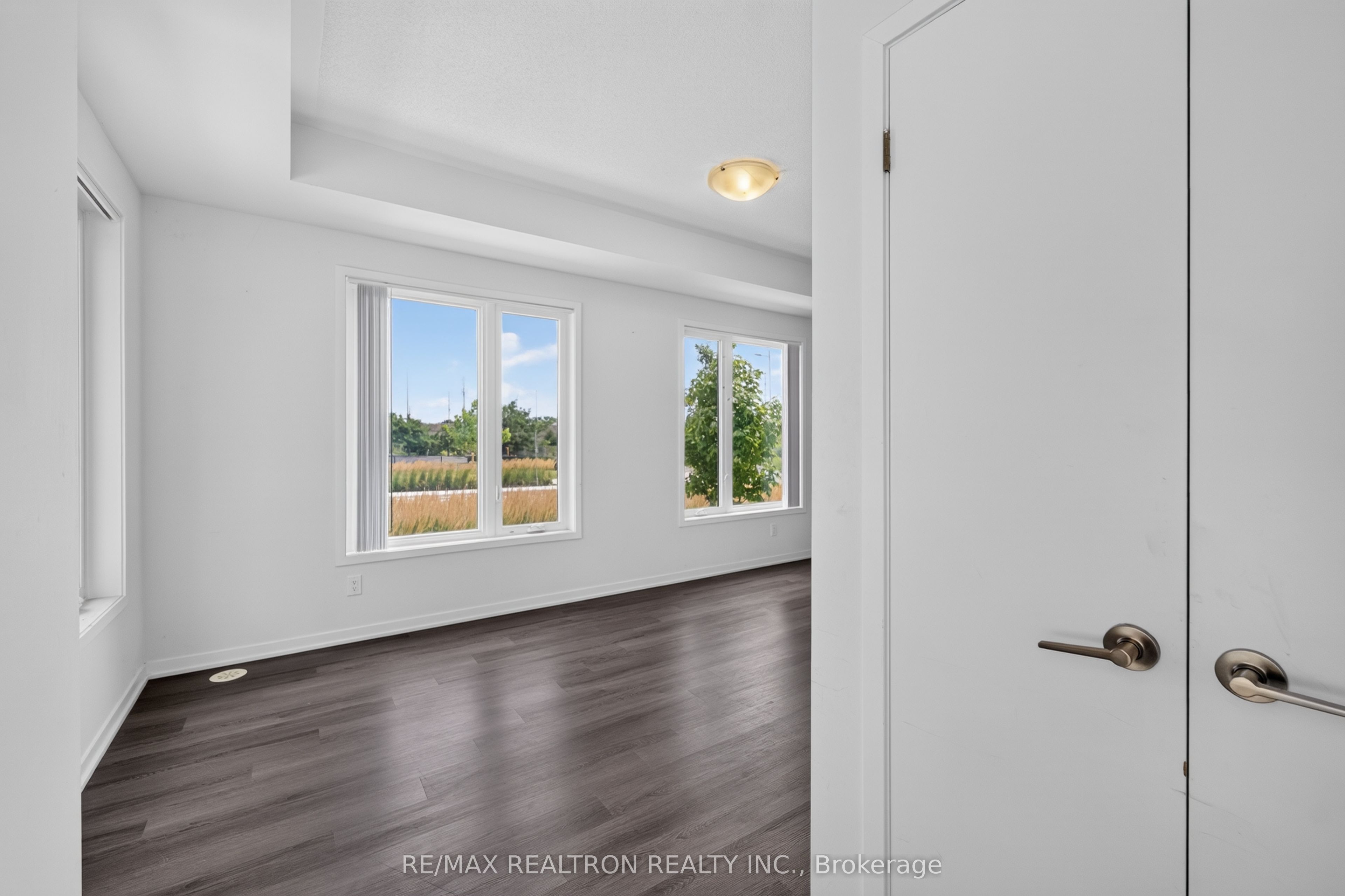 100 Honeycrisp Crescent 343, Vaughan, ON L4K 0N7 photo 4