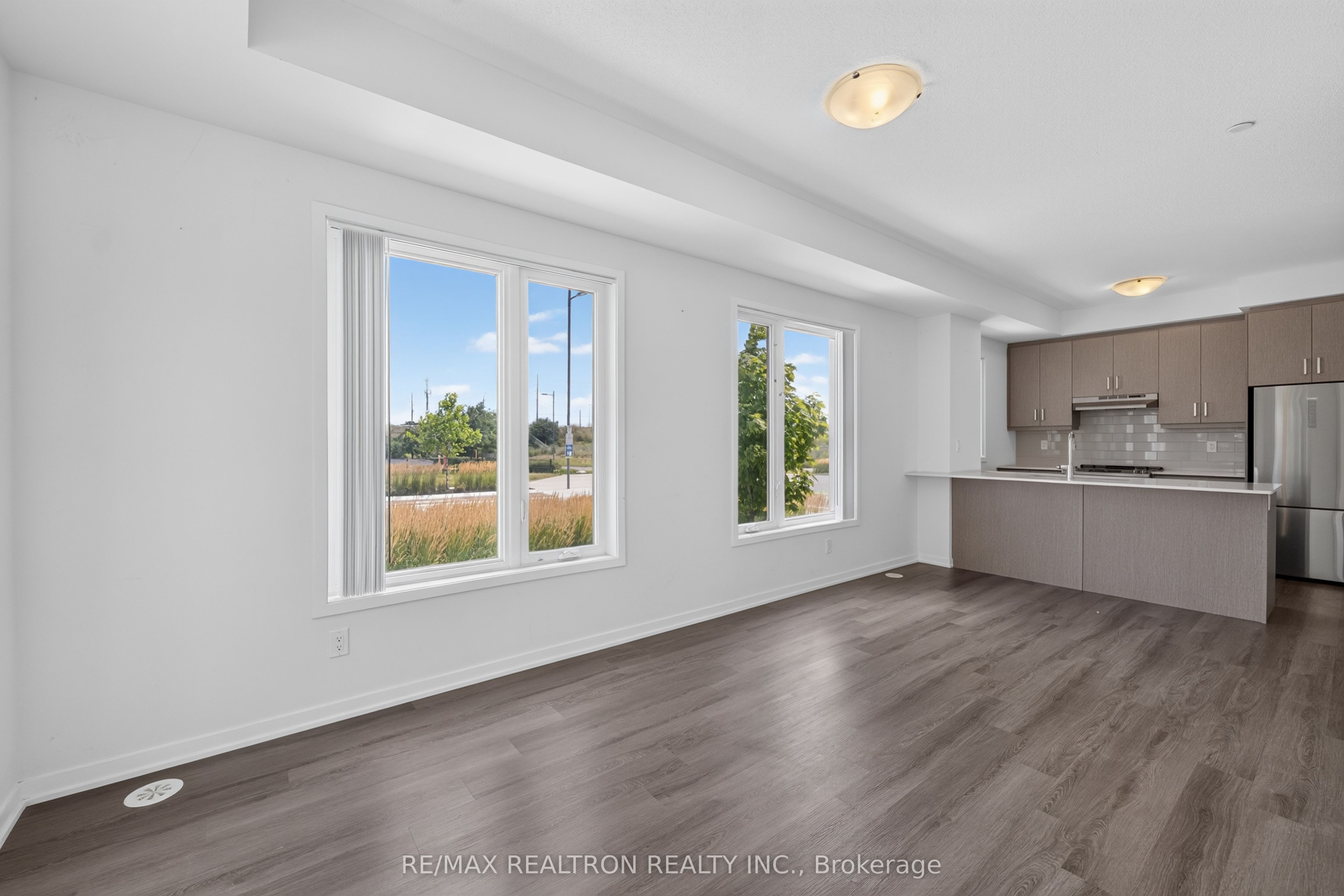 100 Honeycrisp Crescent 343, Vaughan, ON L4K 0N7 photo 5