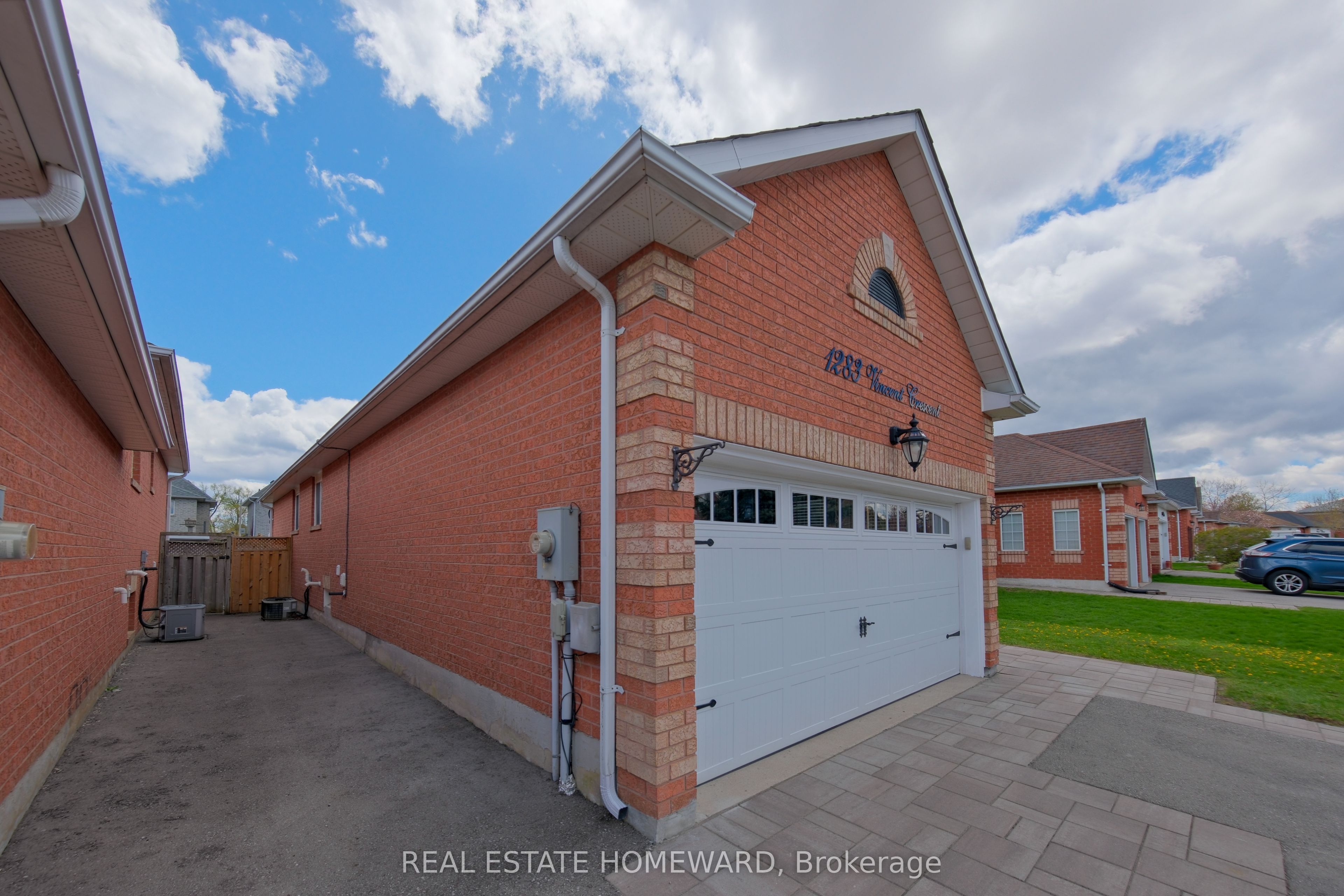 1283 Vincent Crescent, Innisfil, ON L9S 1Z6 photo 3