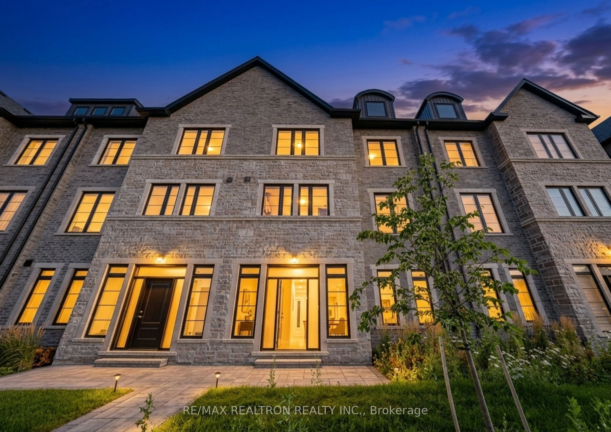 260 Eagle Street 09, Newmarket, ON L3Y 1K1