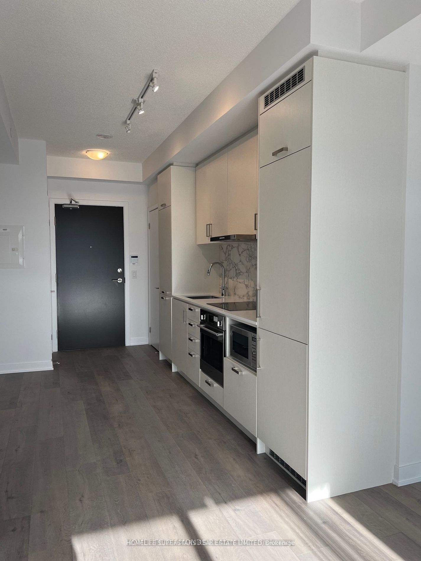 60 honeycrisp Crescent E 722, Vaughan, ON L4K 0N5 photo 2
