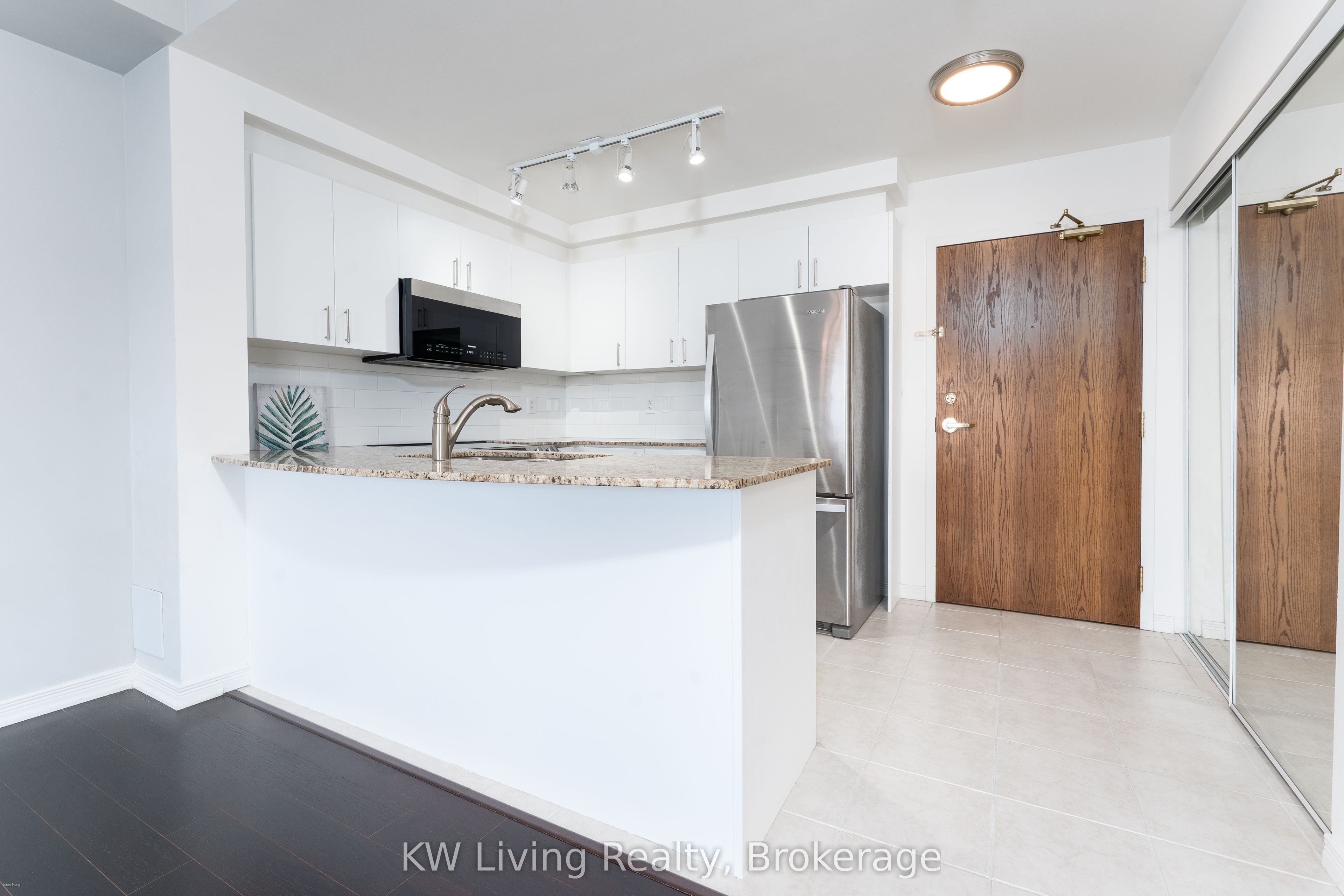 8 Maison Parc Court 703, Vaughan, ON L4J 9K5 photo 3