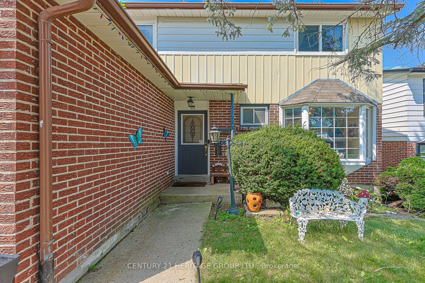 143 Thoms Crescent, Newmarket, ON L3Y 1C9 photo 3