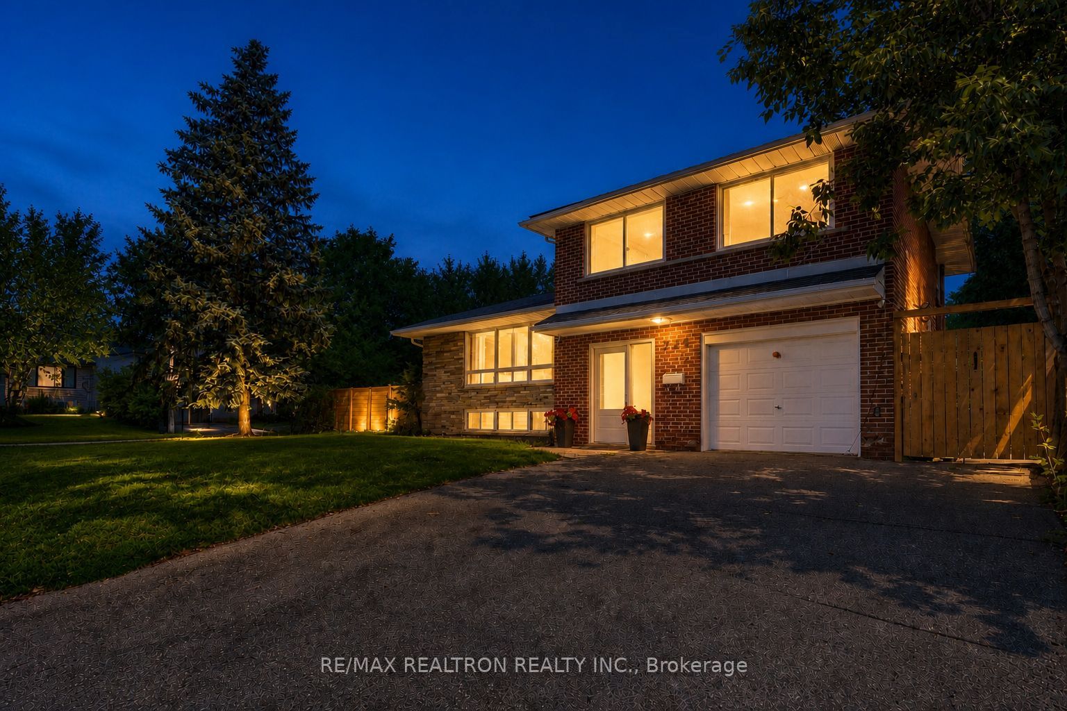 249 Tampico Road, Richmond Hill, ON L4C 4R8