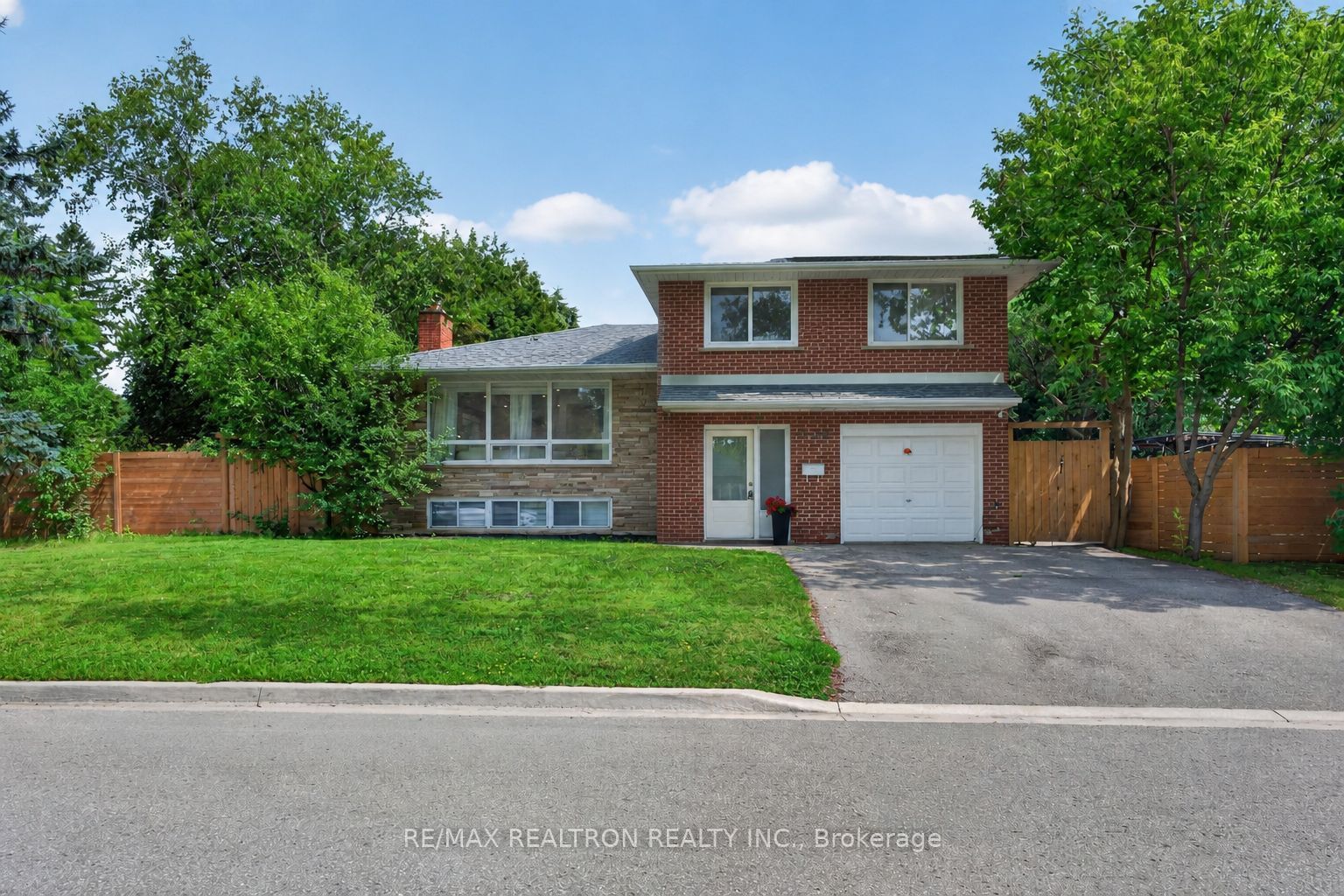 249 Tampico Road, Richmond Hill, ON L4C 4R8 photo 2