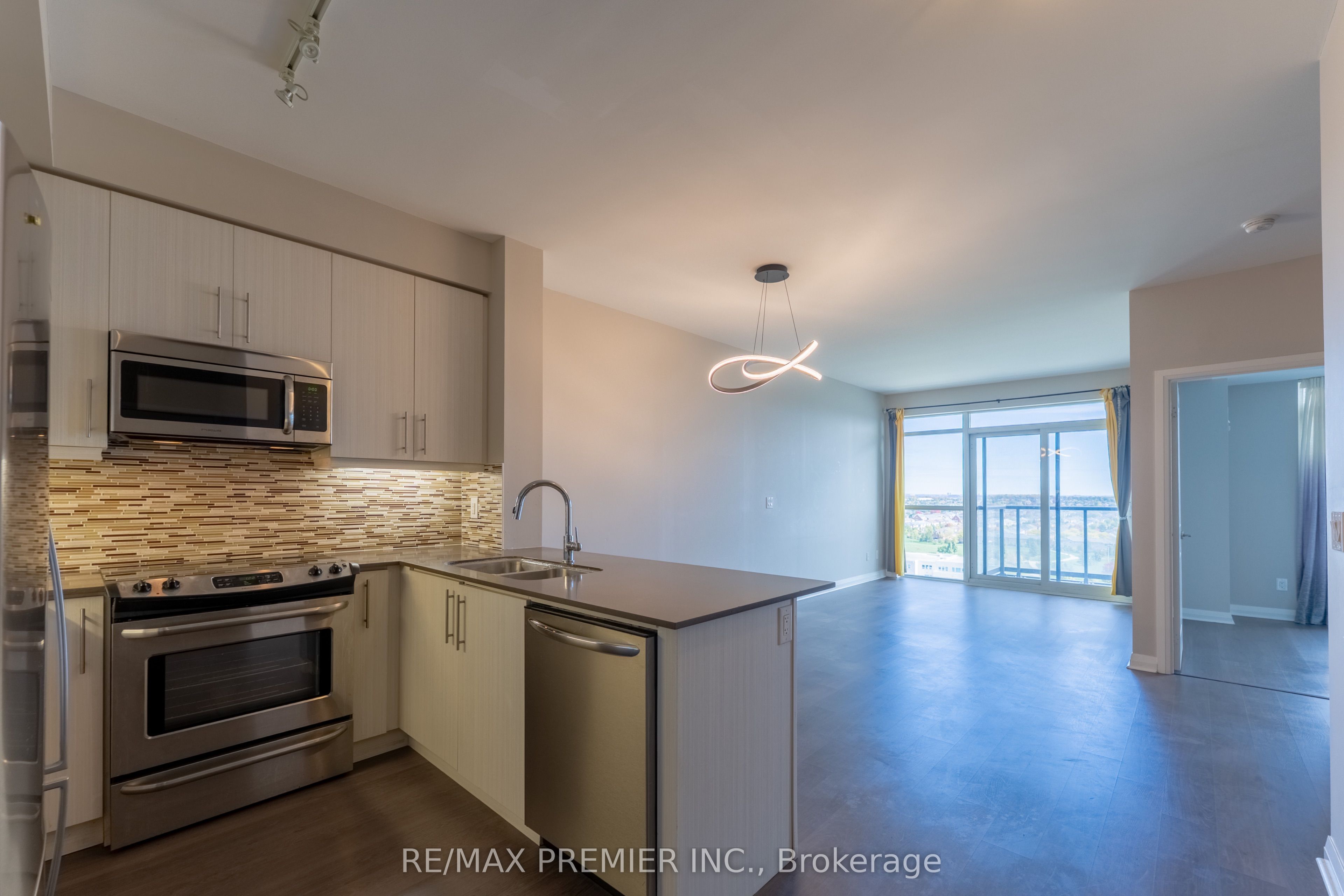 55 Oneida Crescent 1401, Richmond Hill, ON L4B 4T9
