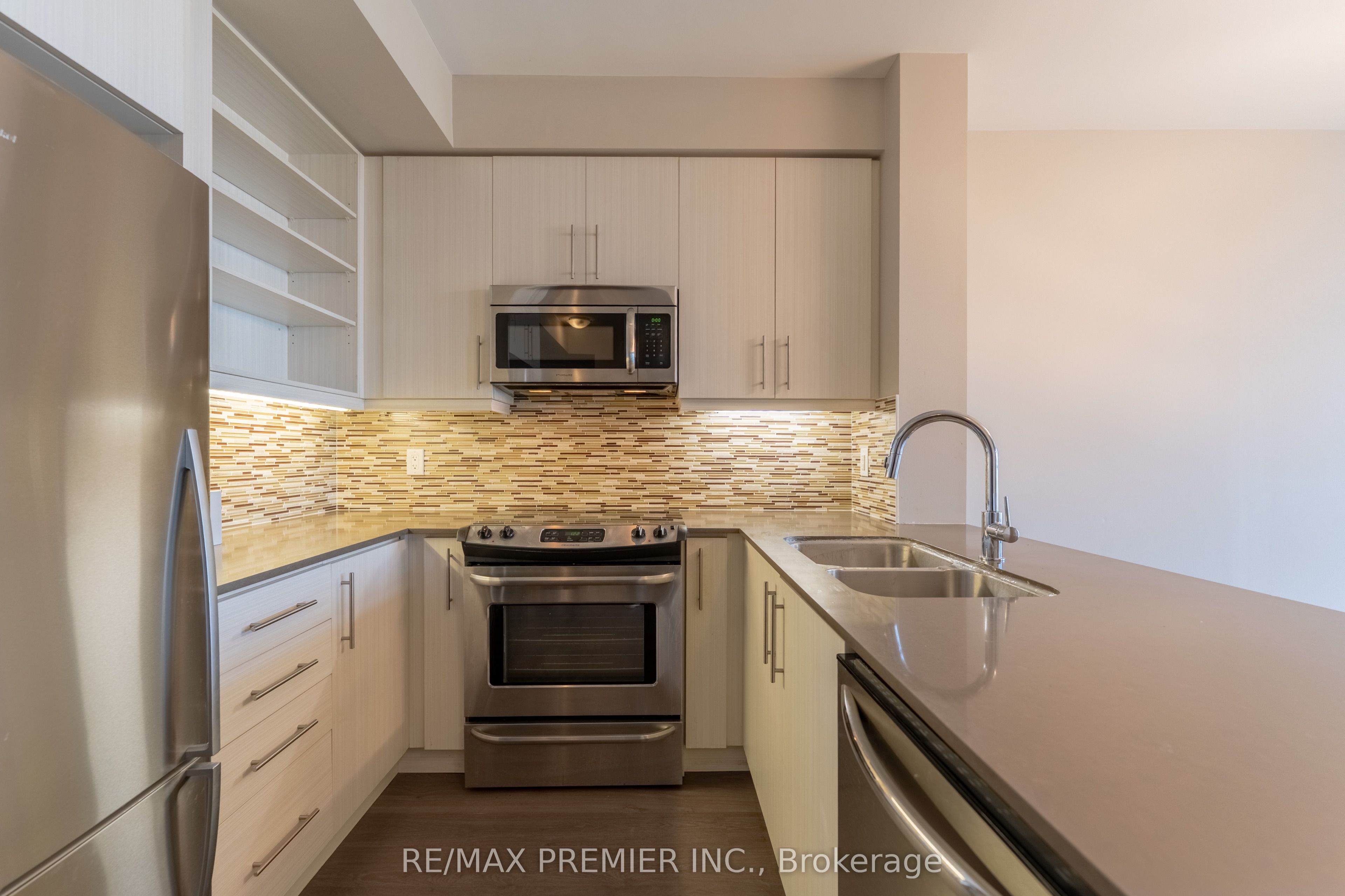 55 Oneida Crescent 1401, Richmond Hill, ON L4B 4T9 photo 2