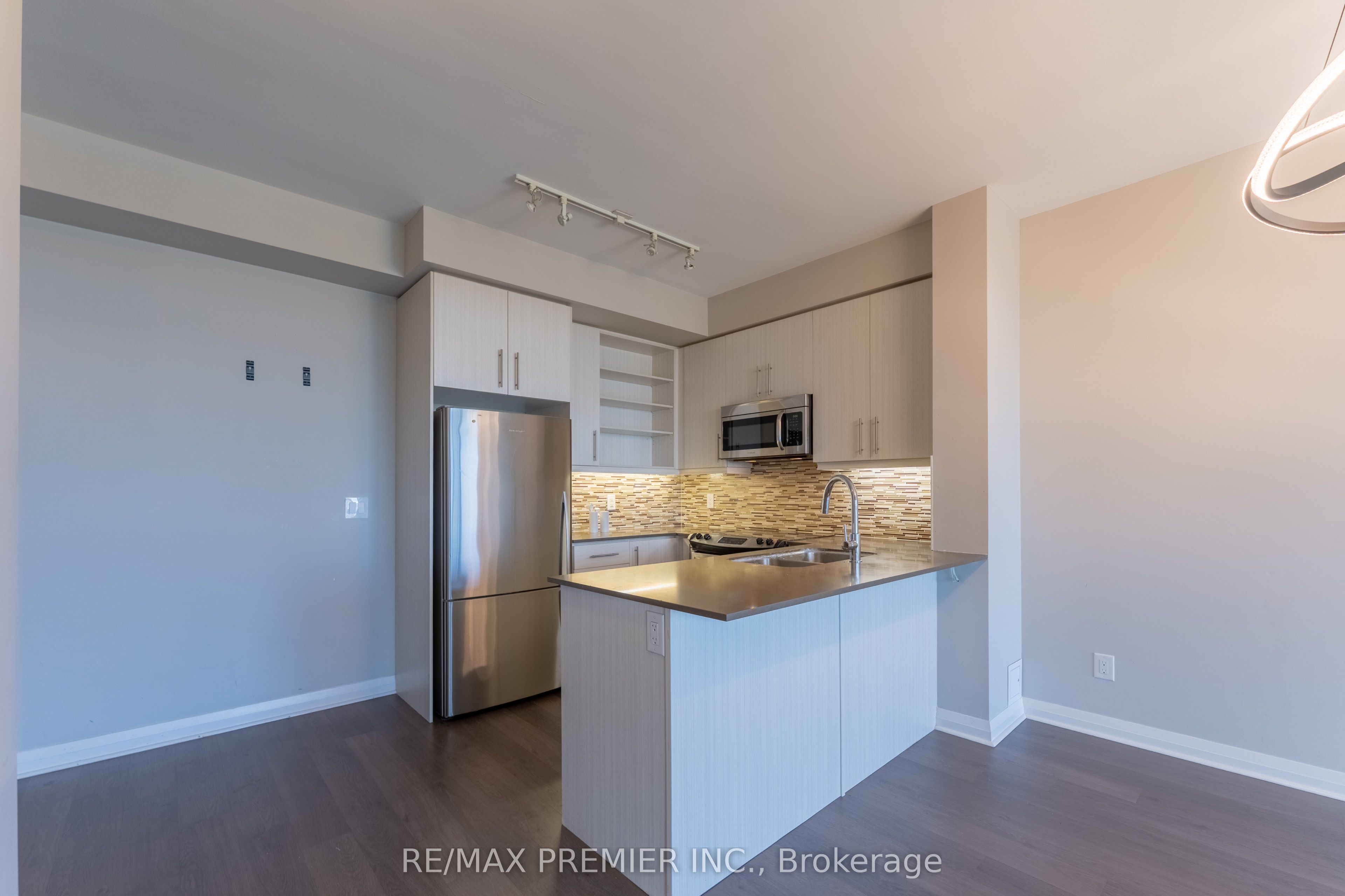 55 Oneida Crescent 1401, Richmond Hill, ON L4B 4T9 photo 3