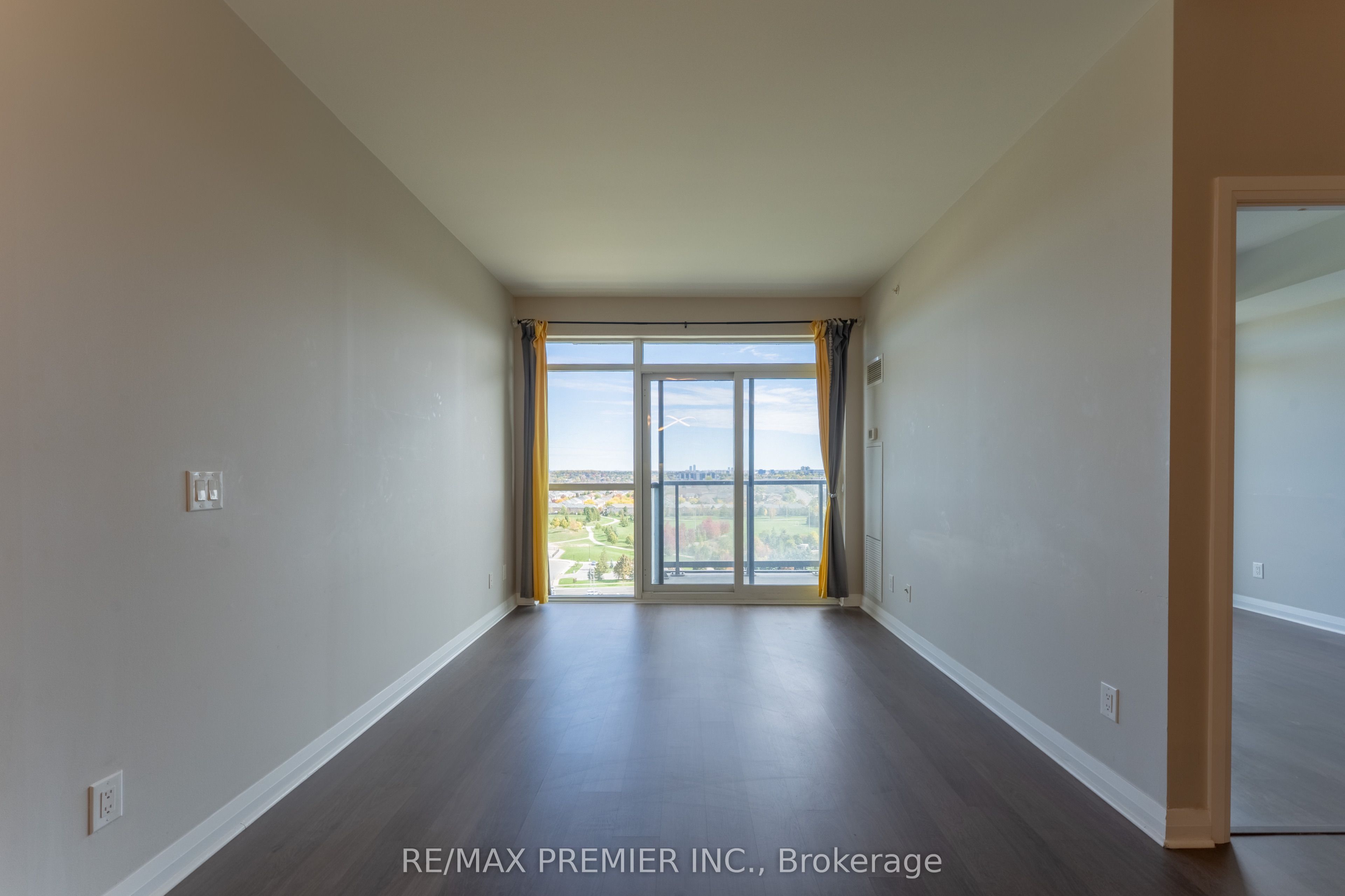 55 Oneida Crescent 1401, Richmond Hill, ON L4B 4T9 photo 4
