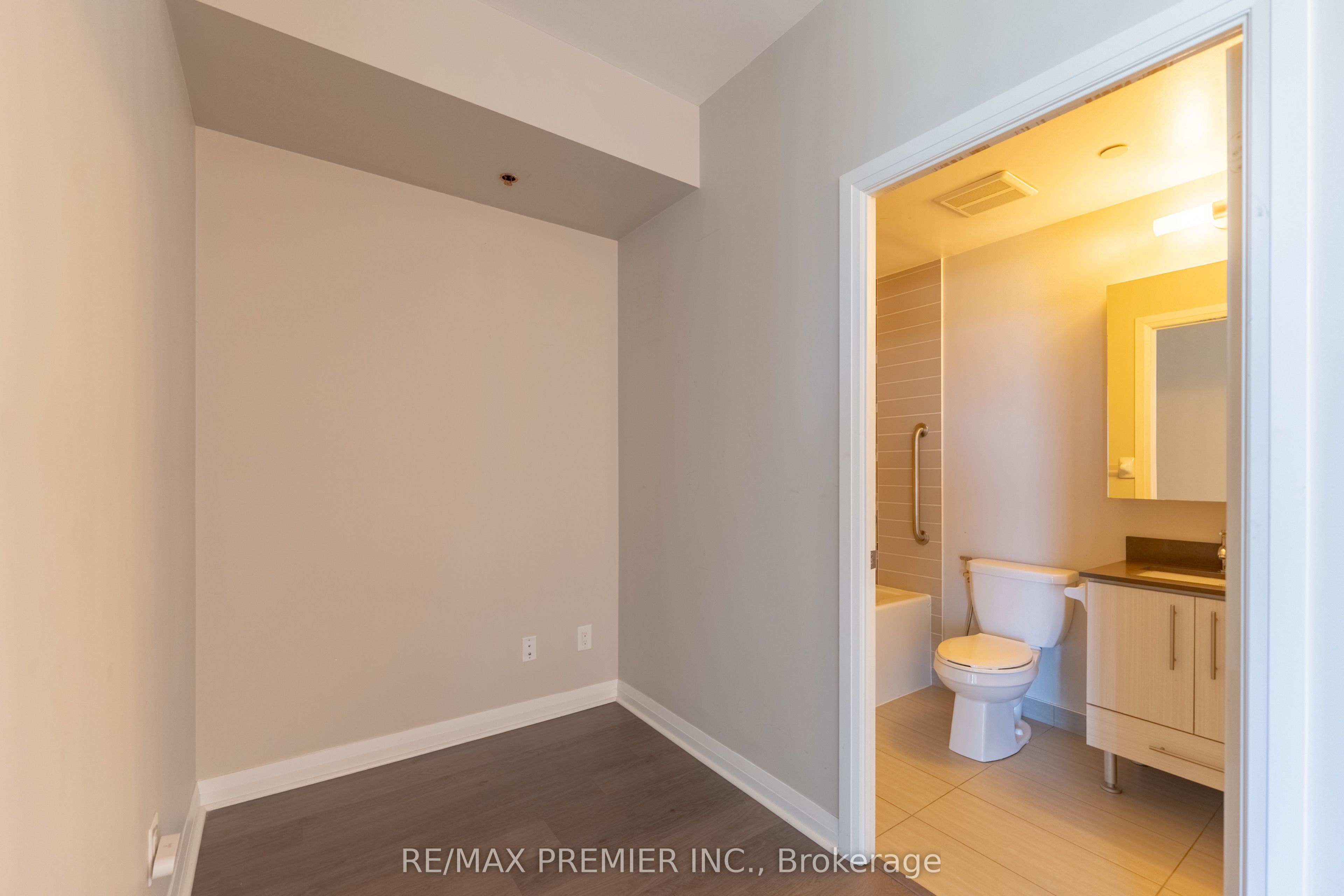 55 Oneida Crescent 1401, Richmond Hill, ON L4B 4T9 photo 5