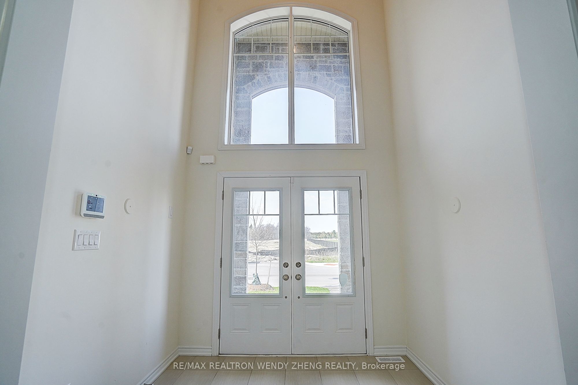 21 Charles White Court, East Gwillimbury, ON L0G 1V0 photo 2