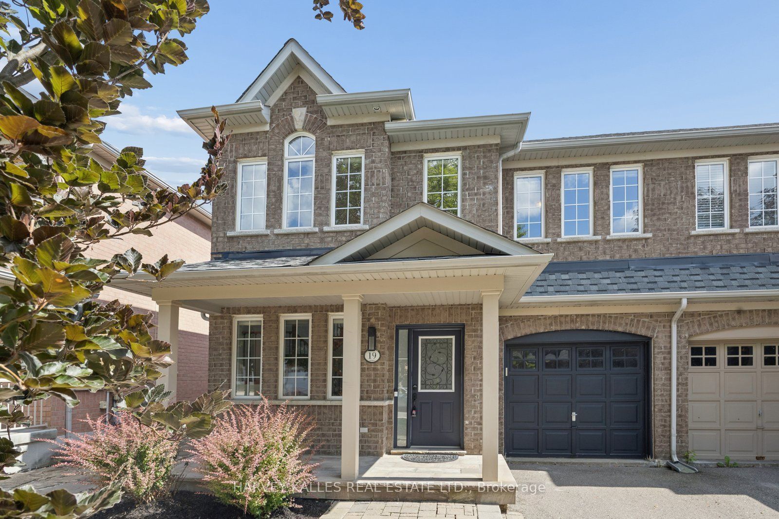 19 Starr Crescent, Aurora, ON L4G 7X4 photo 2