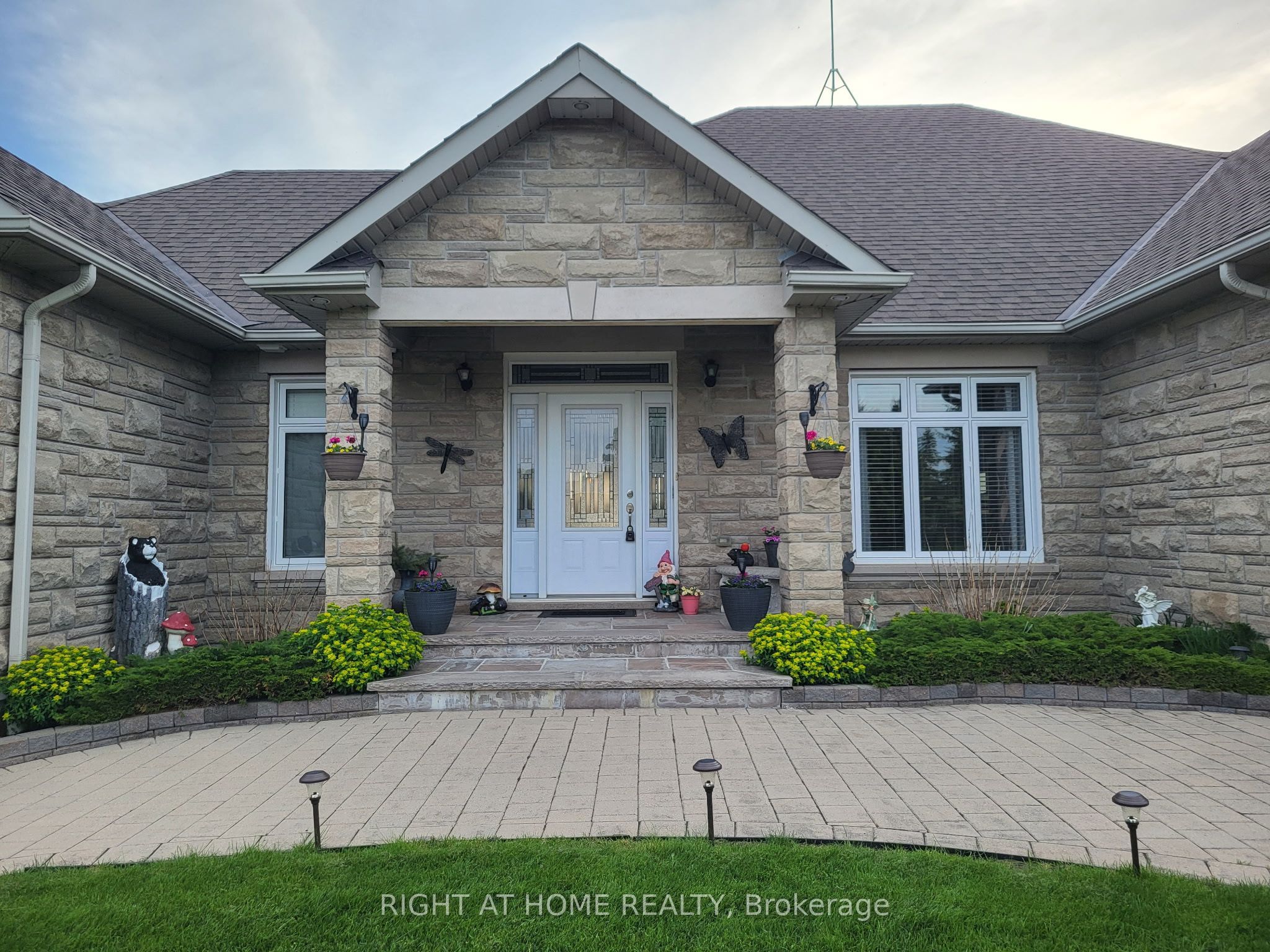 10 Brolley Crescent, Essa, ON L0L 2N2 photo 3