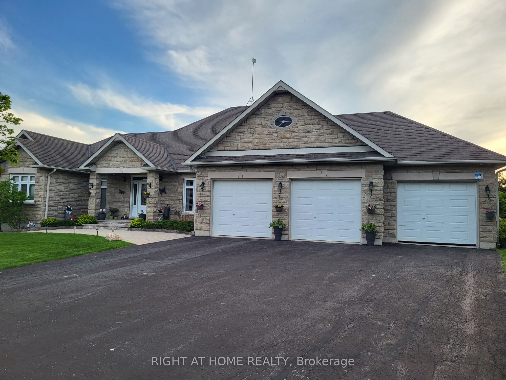 10 Brolley Crescent, Essa, ON L0L 2N2 photo 4