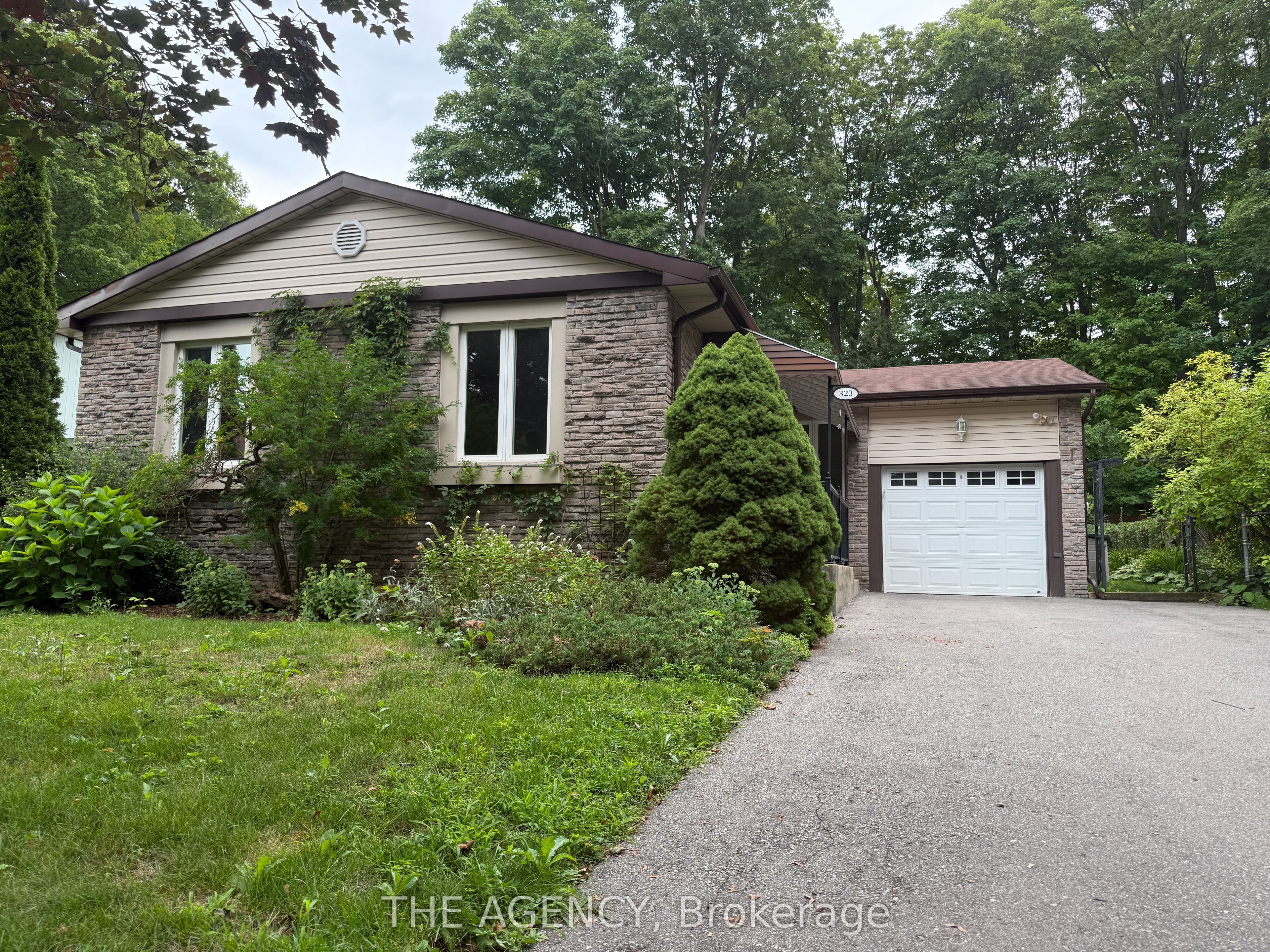 323 Waratah Avenue, Newmarket, ON L3Y 5J3 photo 2
