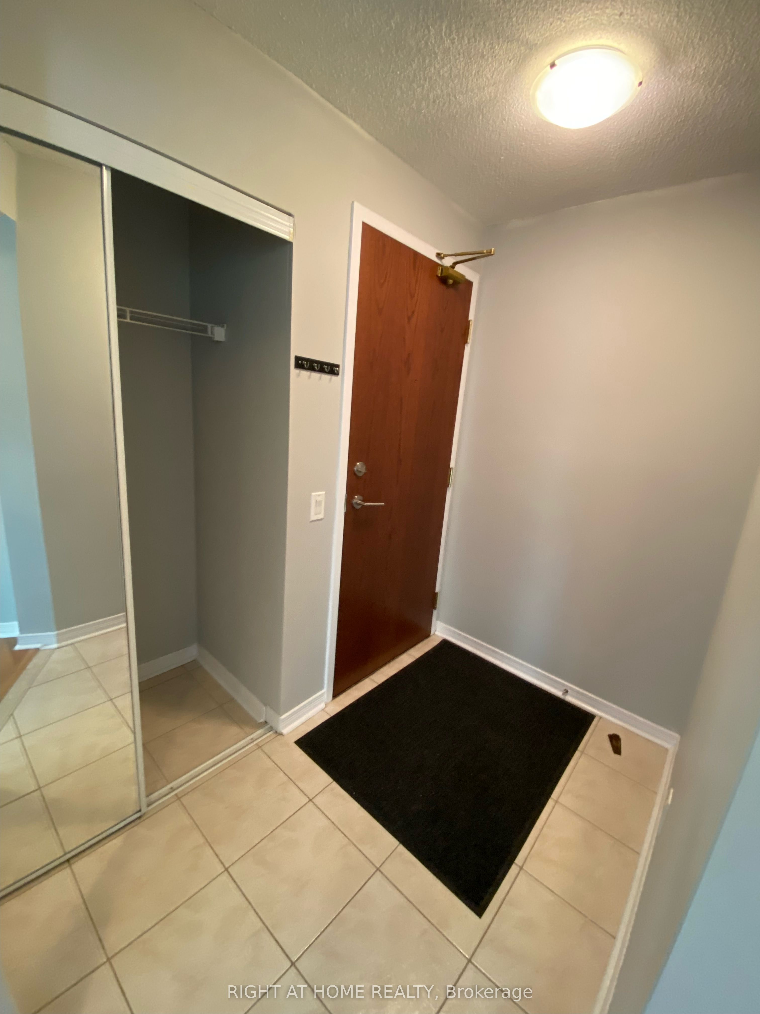 23 ONEIDA Crescent 1103, Richmond Hill, ON L4B 0A2 photo 2