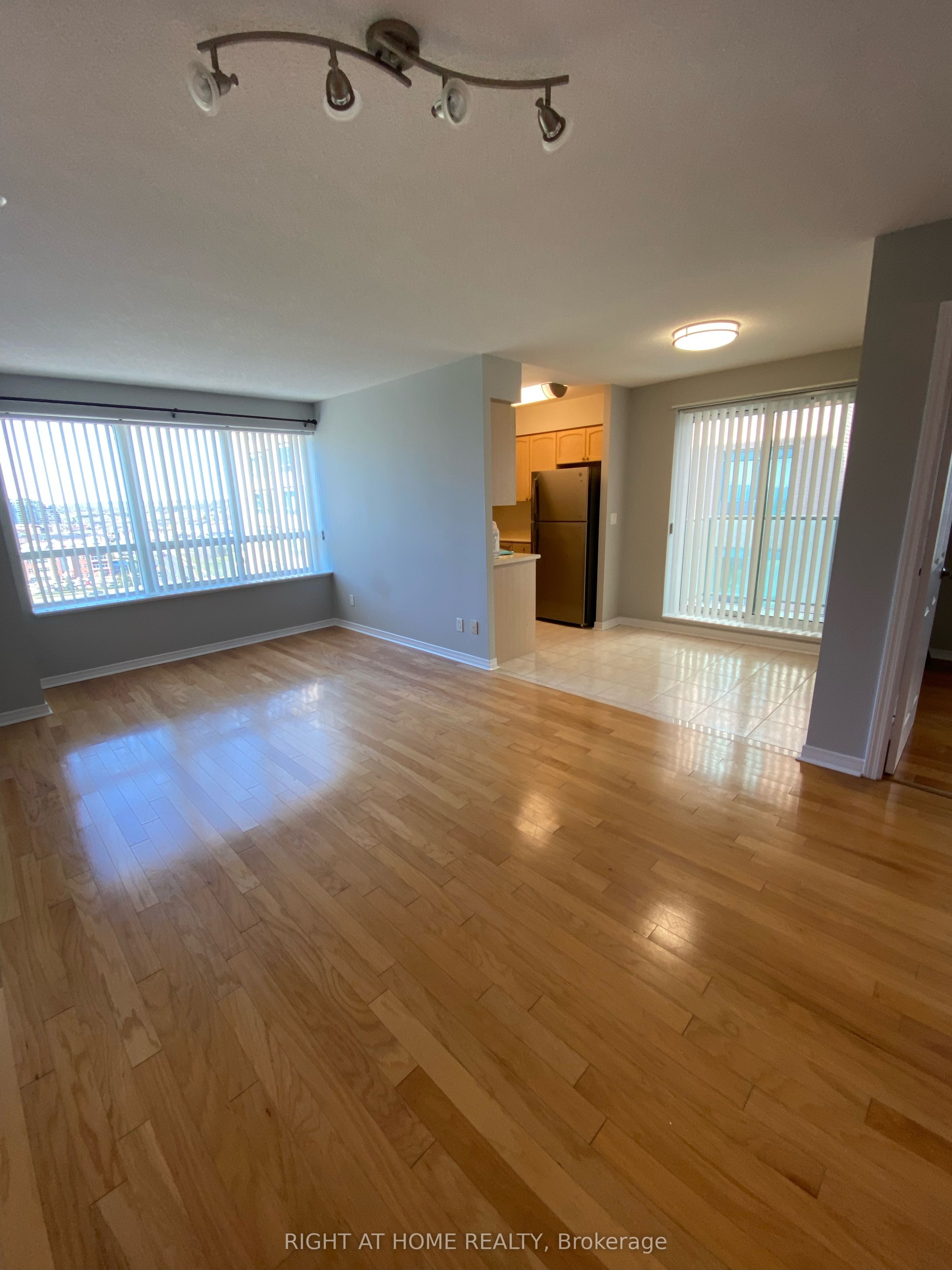 23 ONEIDA Crescent 1103, Richmond Hill, ON L4B 0A2 photo 3