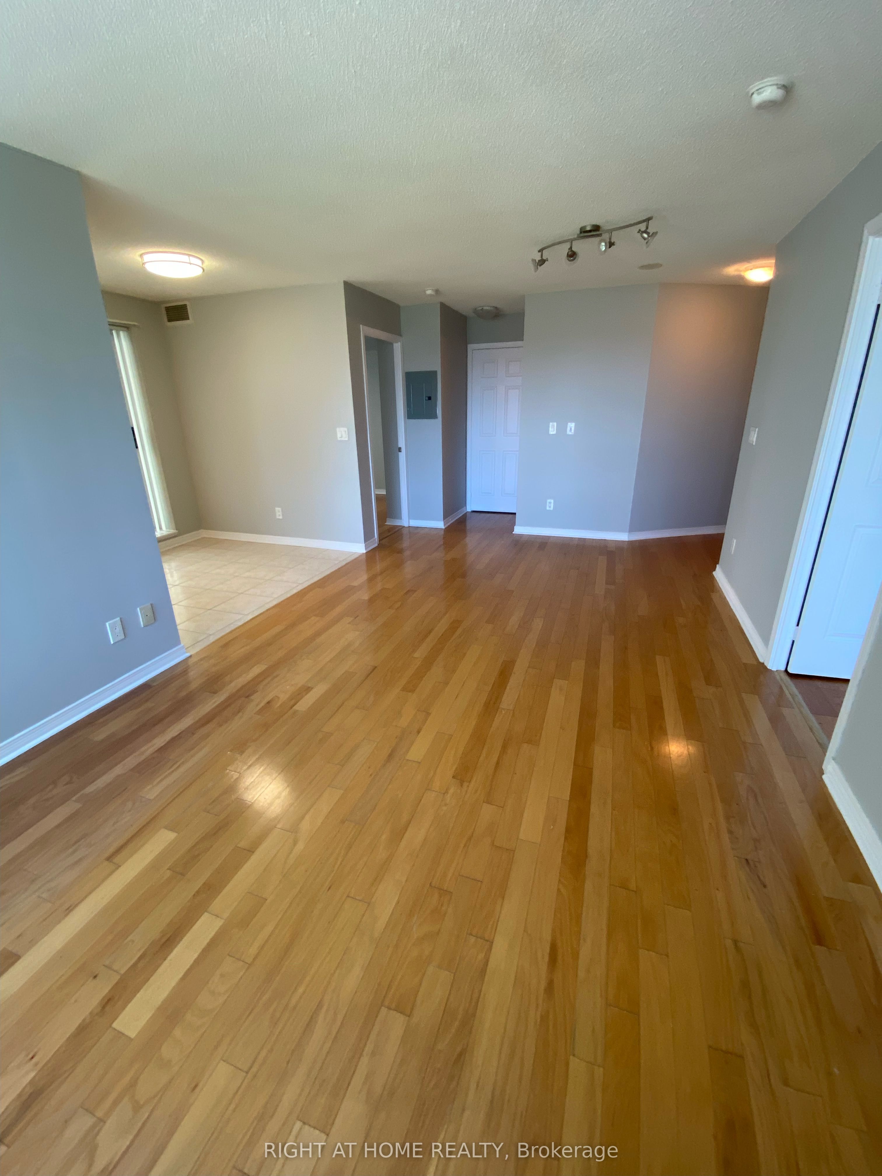 23 ONEIDA Crescent 1103, Richmond Hill, ON L4B 0A2 photo 5