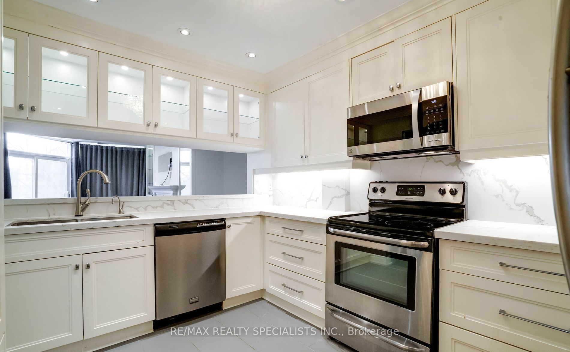 100 Arbors Lane TH5, Vaughan, ON L4L 7G4 photo 2