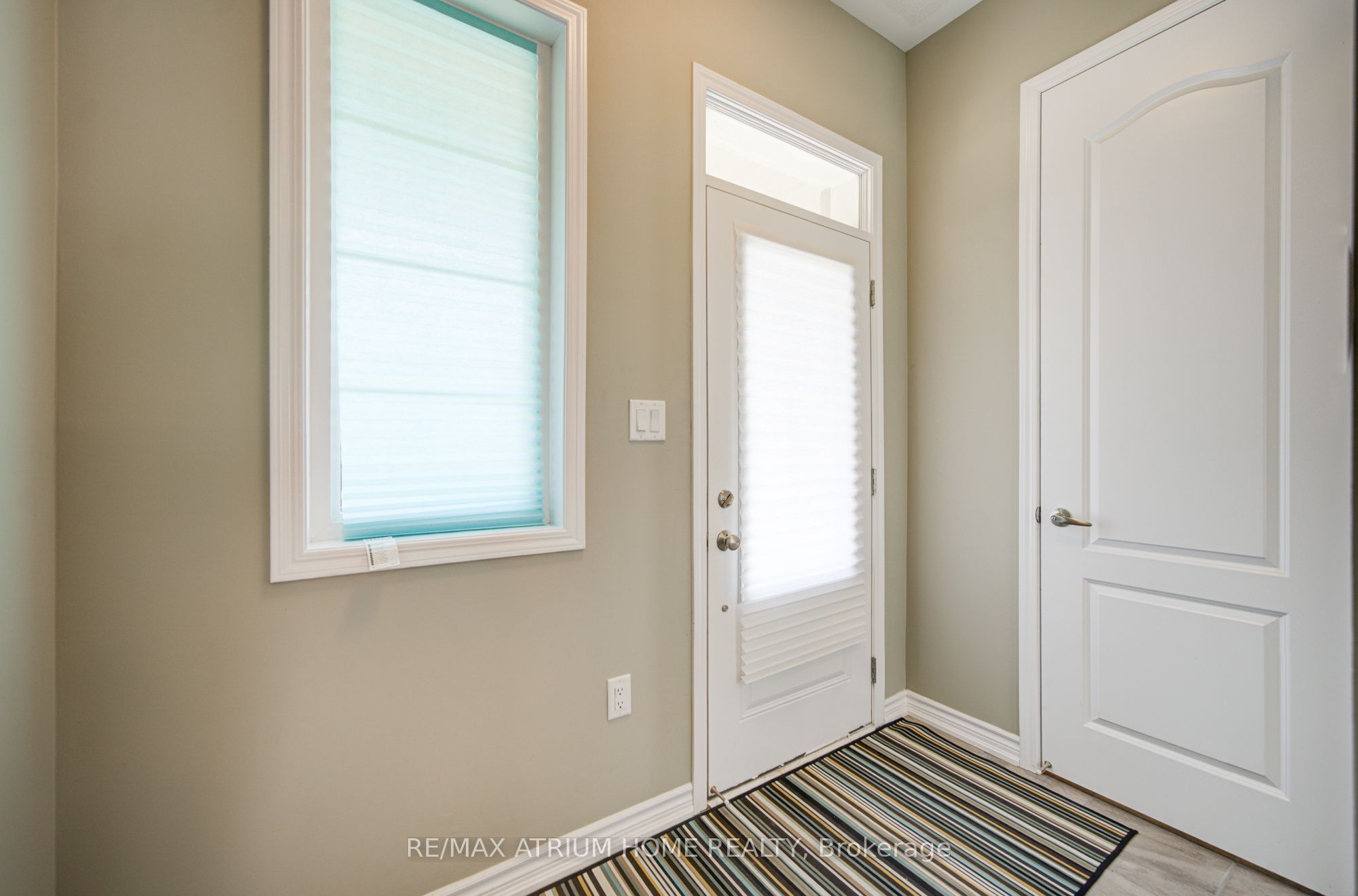 396 Thomas Phillips Drive, Aurora, ON L4G 0T2 photo 2