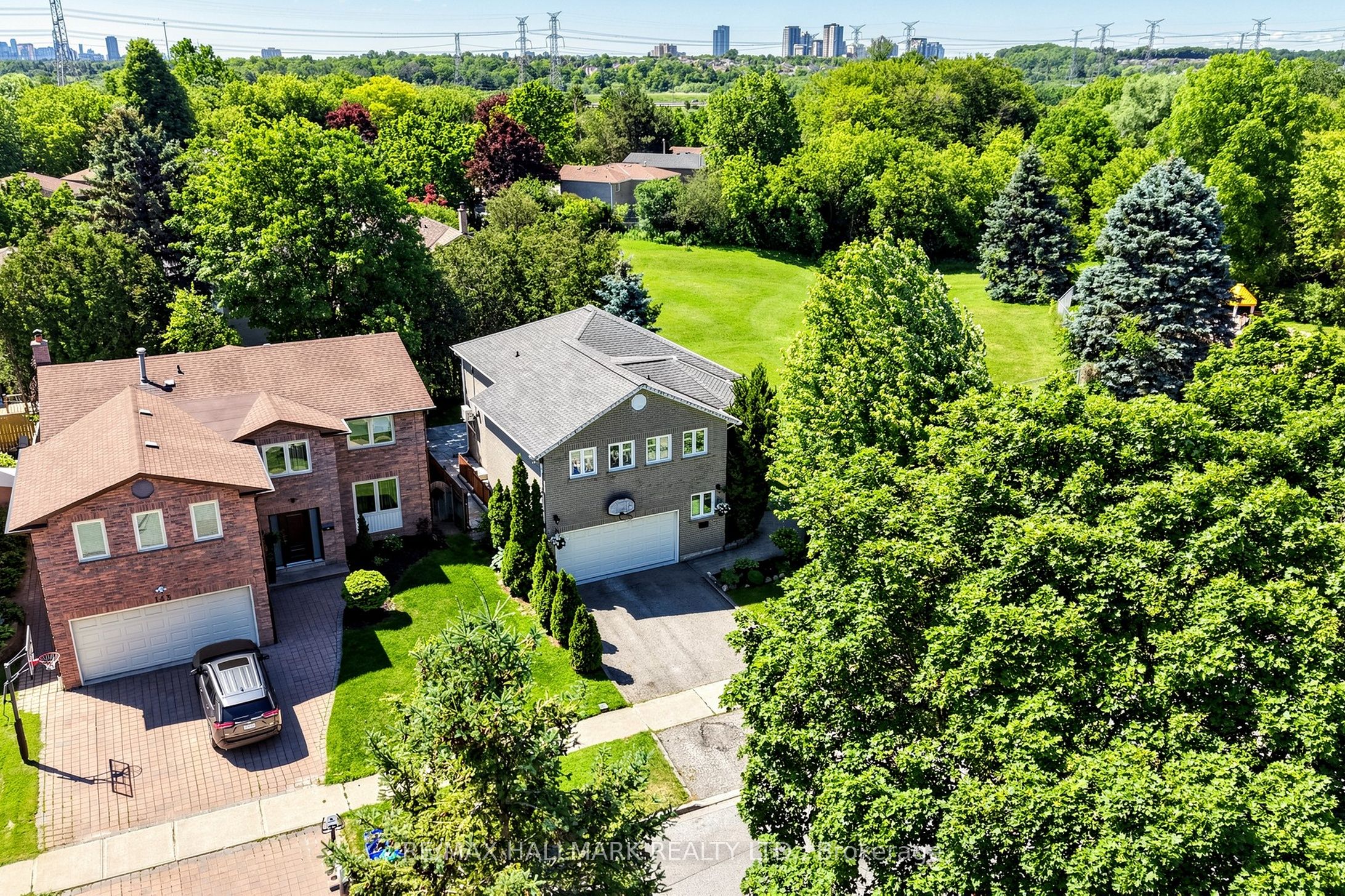 145 Old Surrey Lane, Richmond Hill, ON L4C 6R9 photo 2