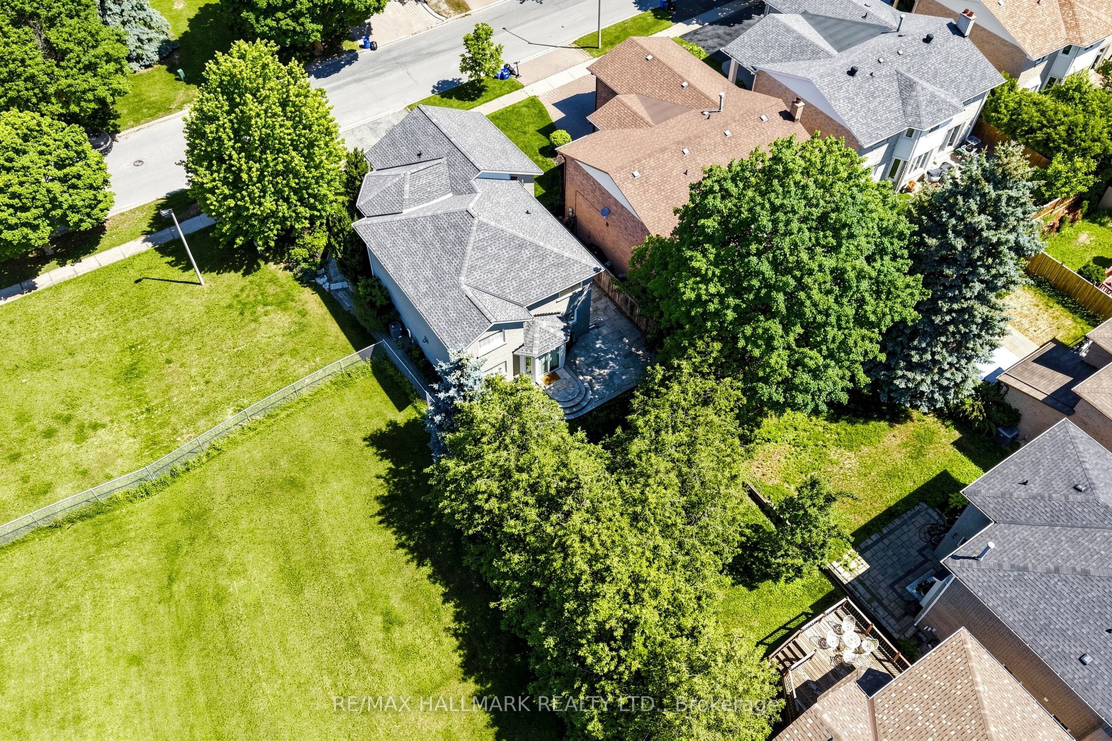 145 Old Surrey Lane, Richmond Hill, ON L4C 6R9 photo 3