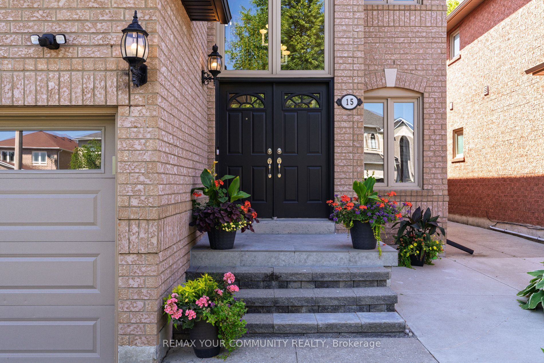 15 Klamath Court, Vaughan, ON L6A 2L7 photo 2