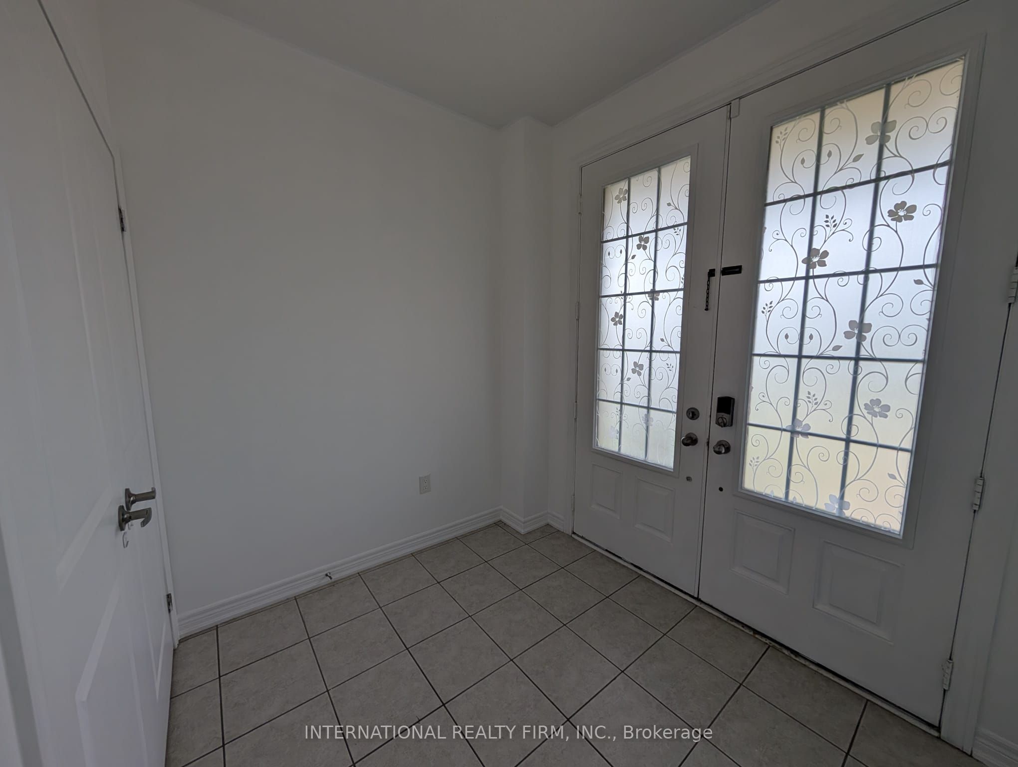 734 Yarfield Crescent #Main, Newmarket, ON L3X 1C8 photo 3
