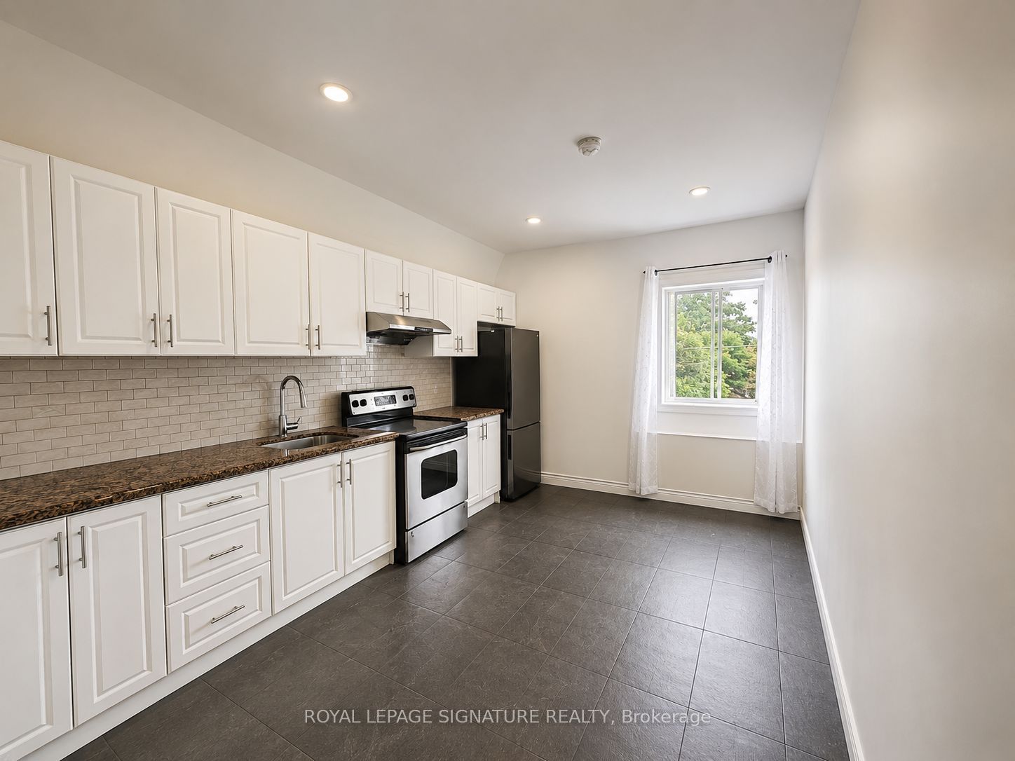 15 Barrie Street Upper 1, Bradford West Gwillimbury, ON L3S 0J1