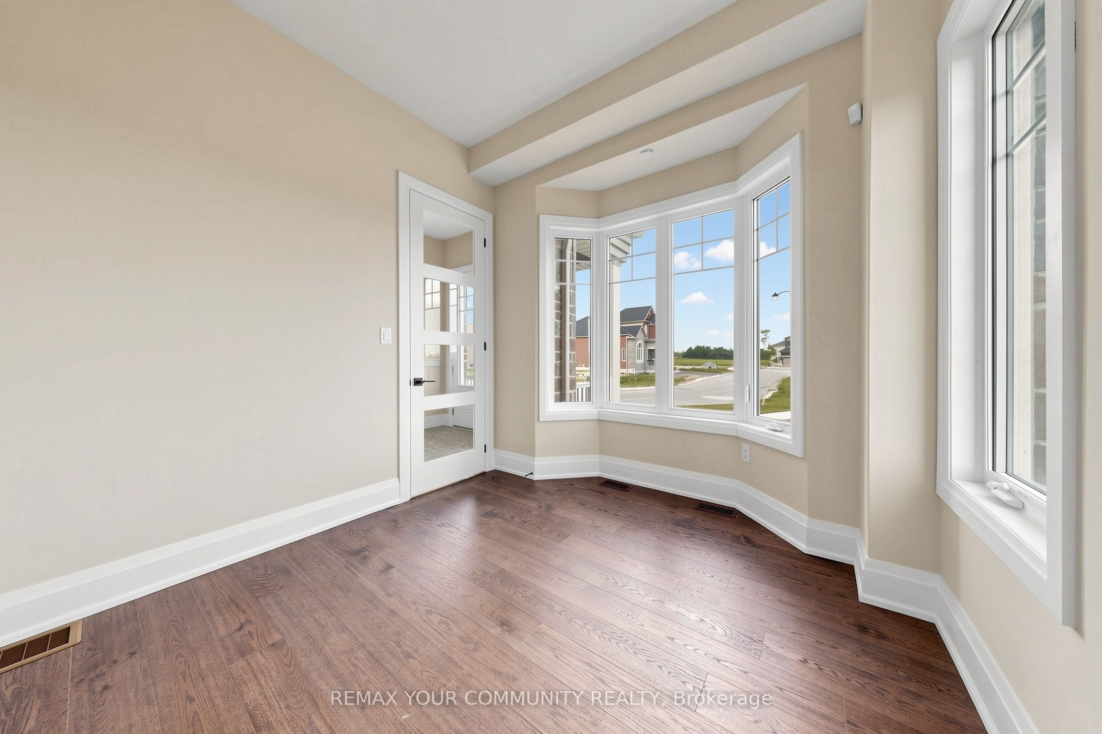 33 Lorrain Hand Crescent, Georgina, ON L4P 0S9 photo 3
