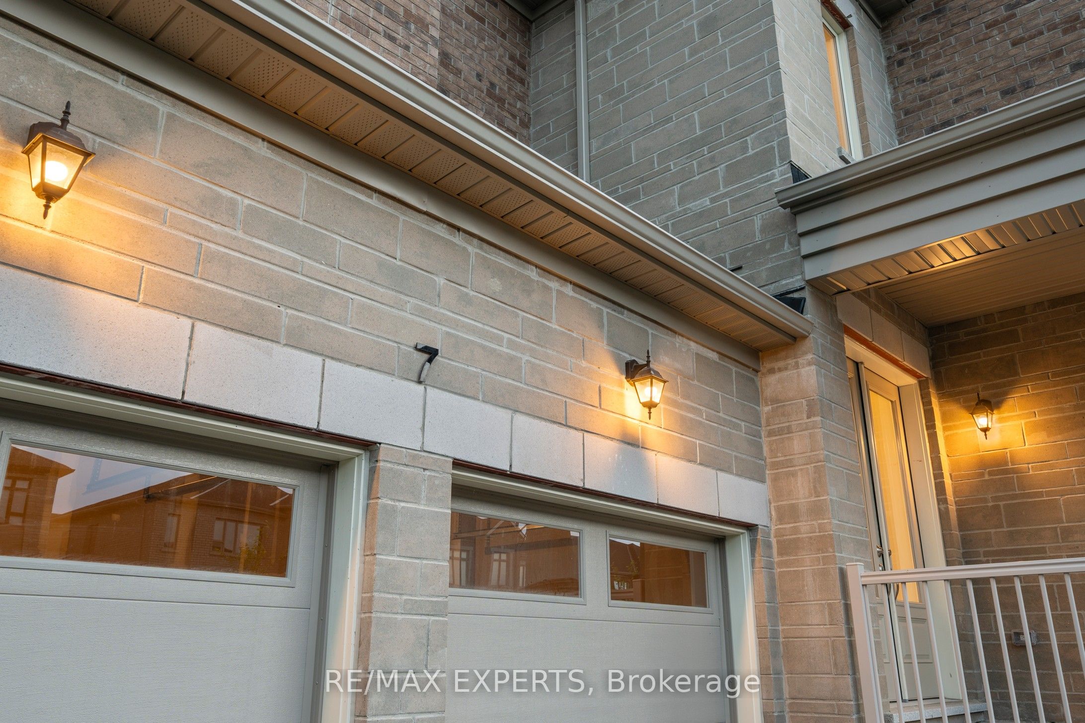 7 Lorraine Hand Crescent, Georgina, ON L4P 0S9 photo 3