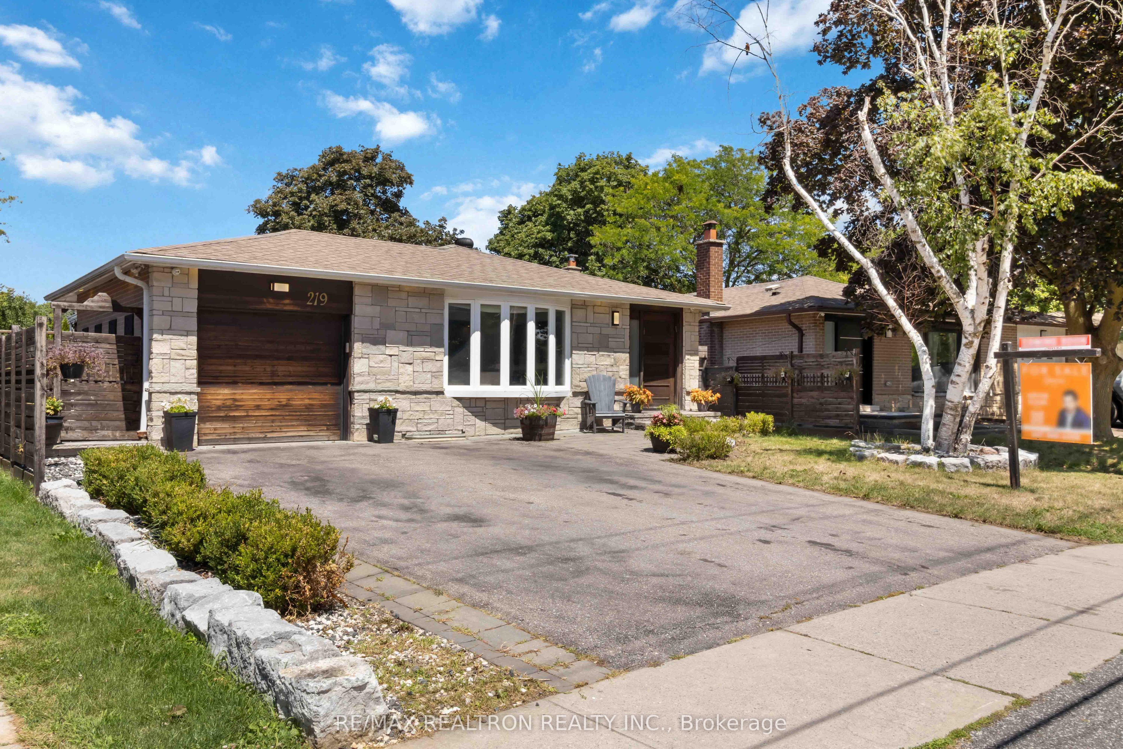 219 Bay Thorn Drive, Markham, ON L3T 3V6 photo 2