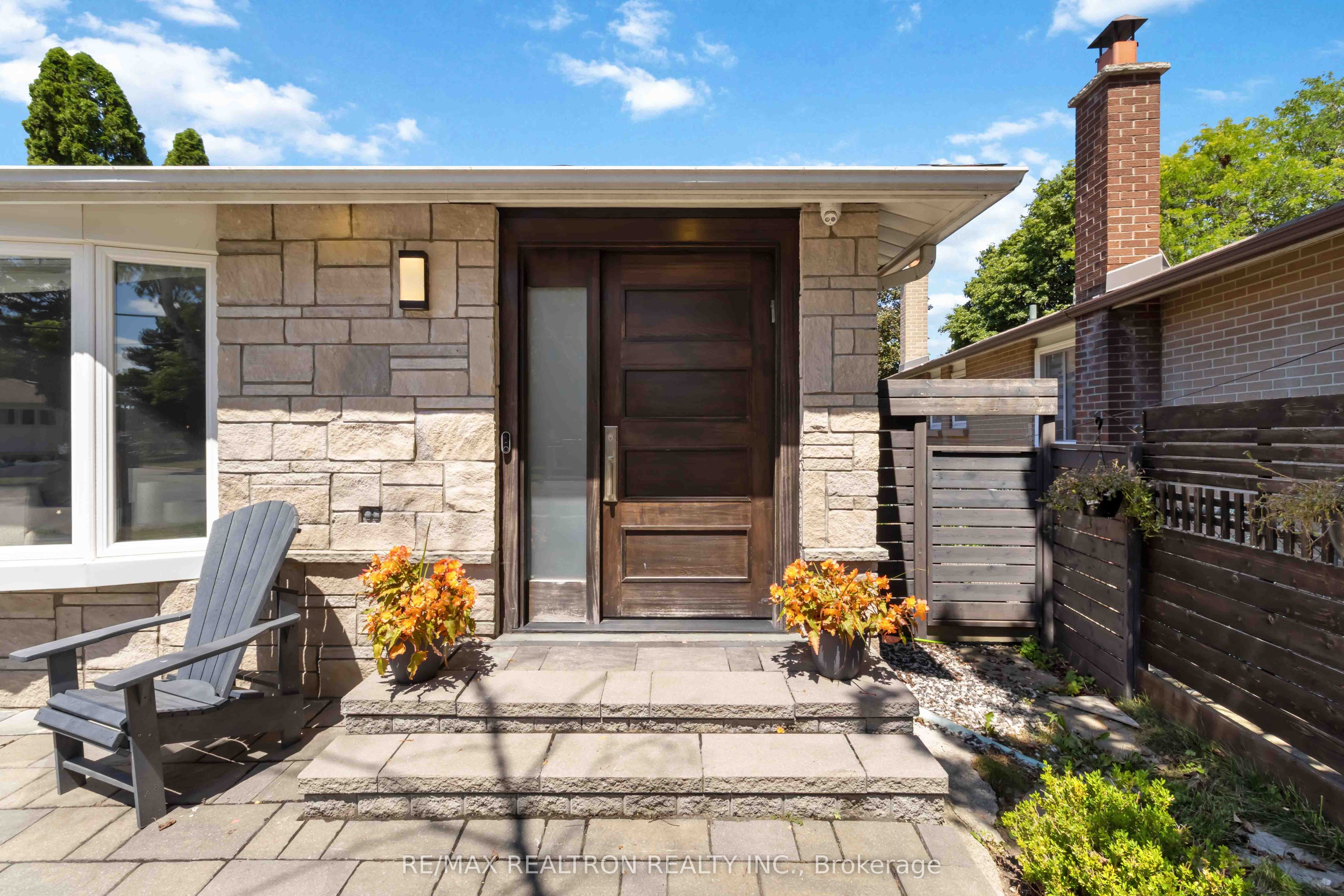219 Bay Thorn Drive, Markham, ON L3T 3V6 photo 3