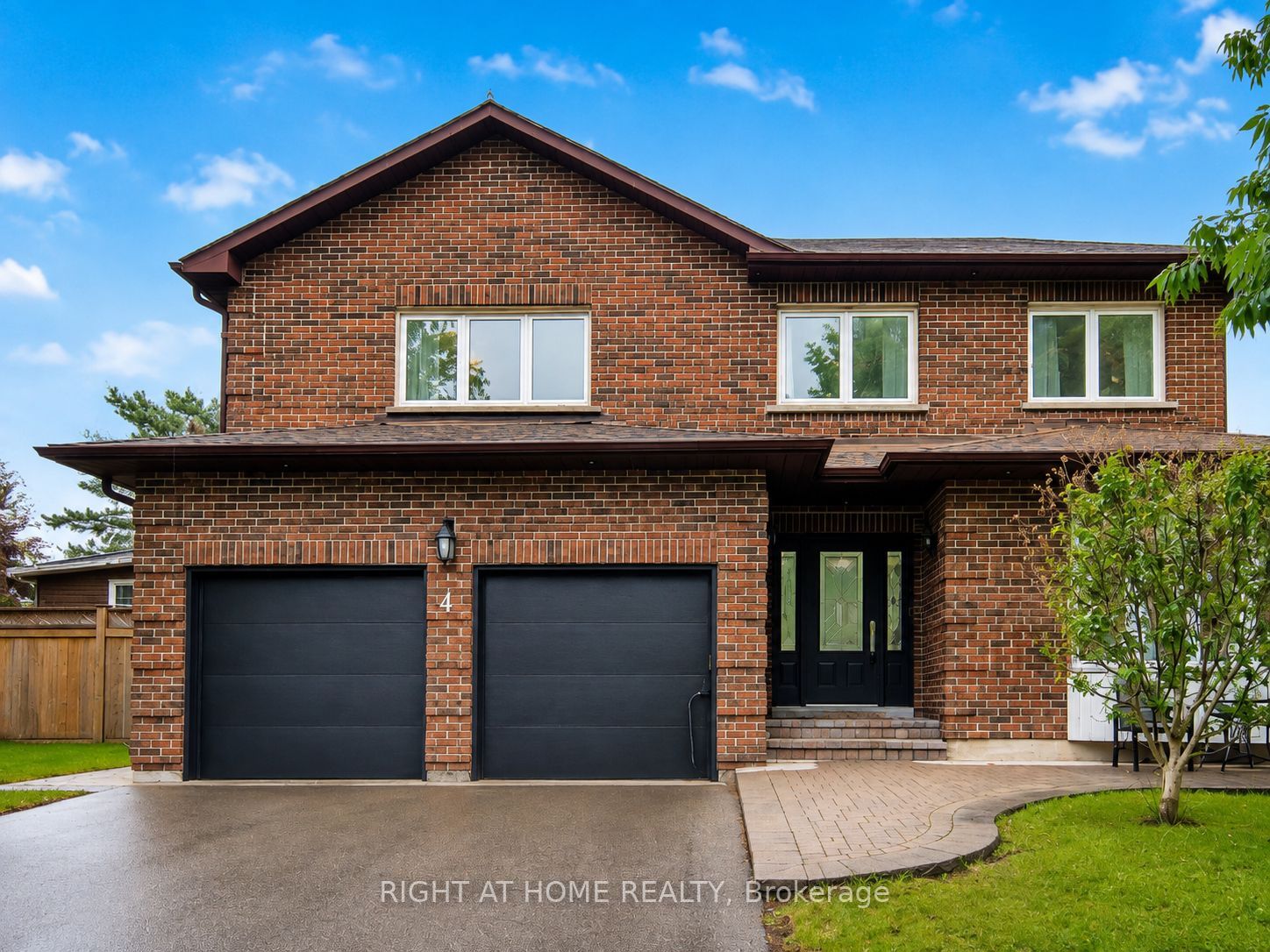 4 Simmons Crescent, Aurora, ON L4G 6B4
