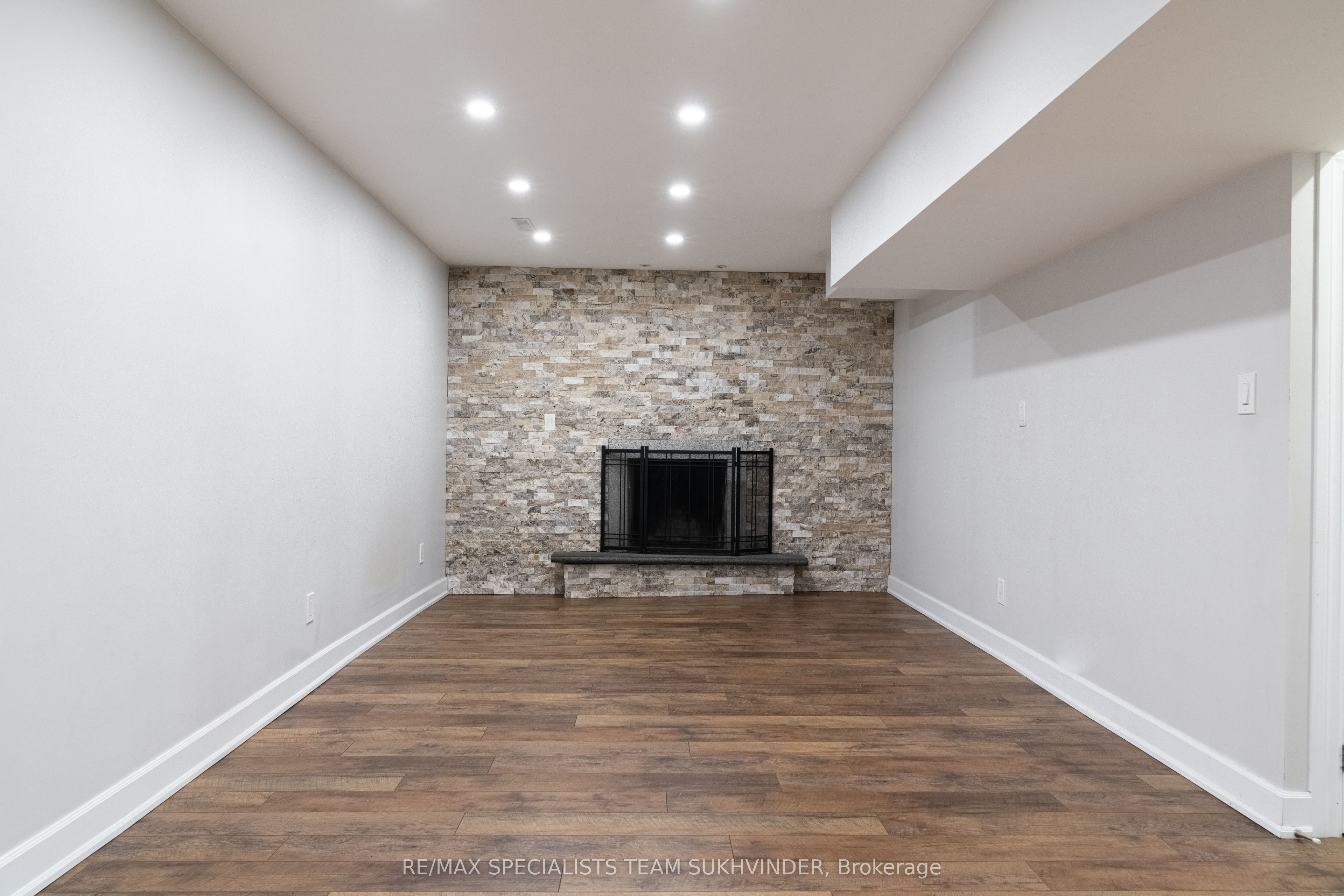 128 Embassy Drive, Vaughan, ON L4L 4Z8 photo 2