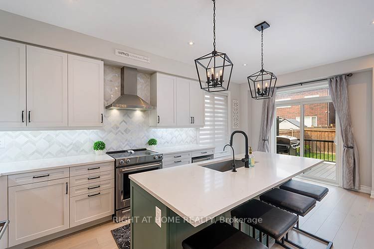87 Carondale Square, East Gwillimbury, ON L9N 0X7 photo 4