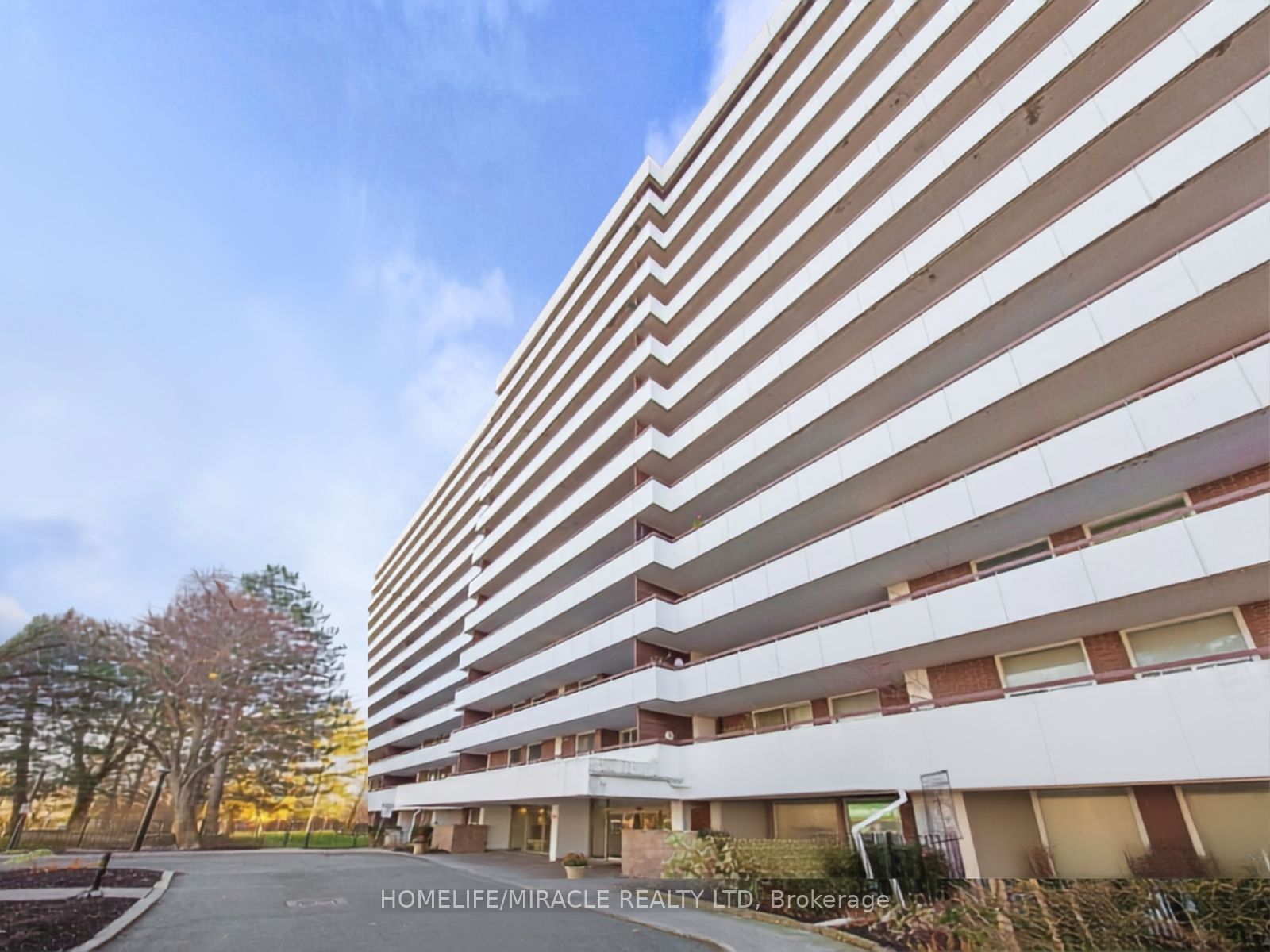 1 Royal Orchard Boulevard 906, Markham, ON L3T 3C2