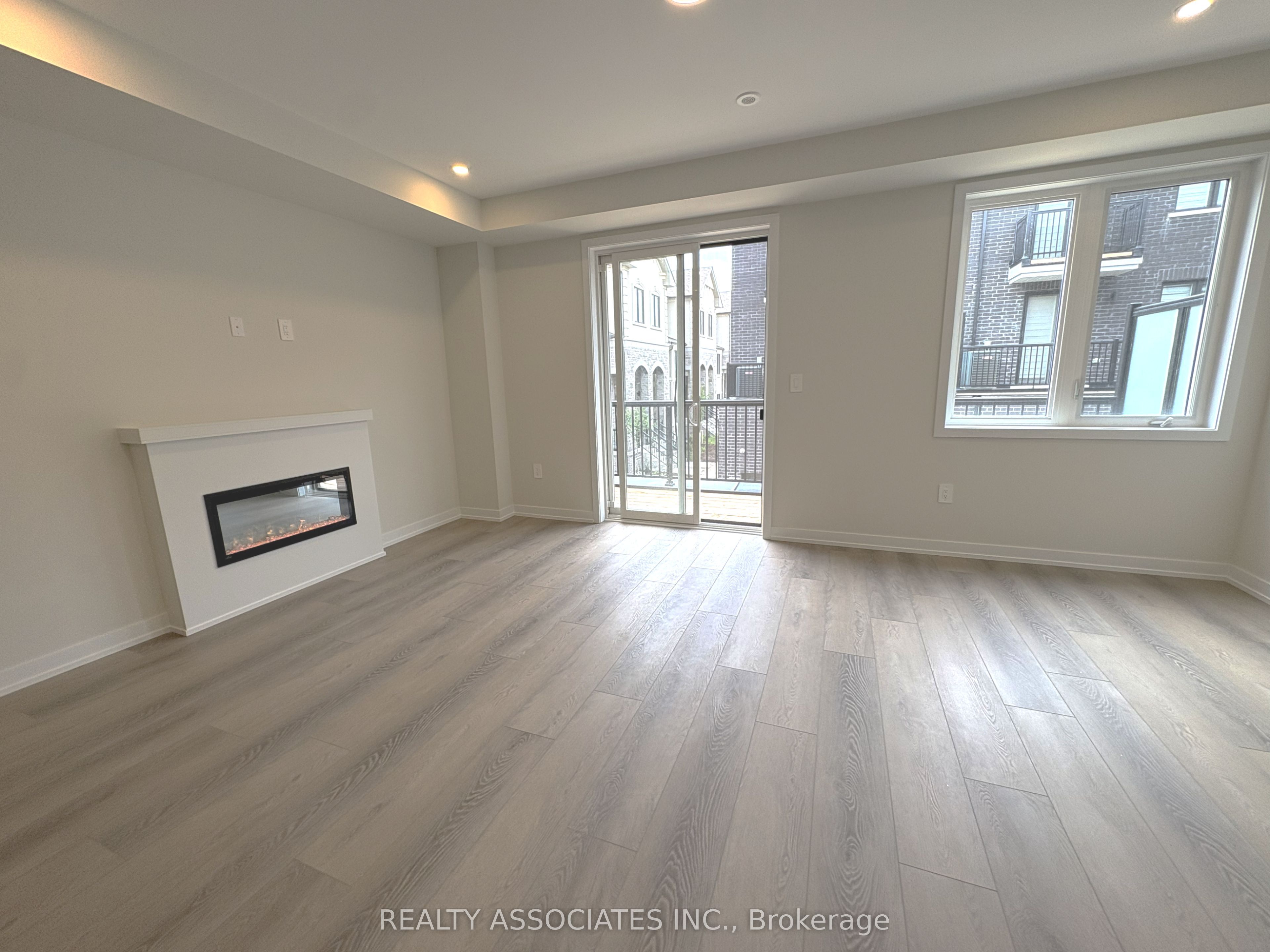 21 Agnes Lane, Richmond Hill, ON L4B 0J4 photo 2