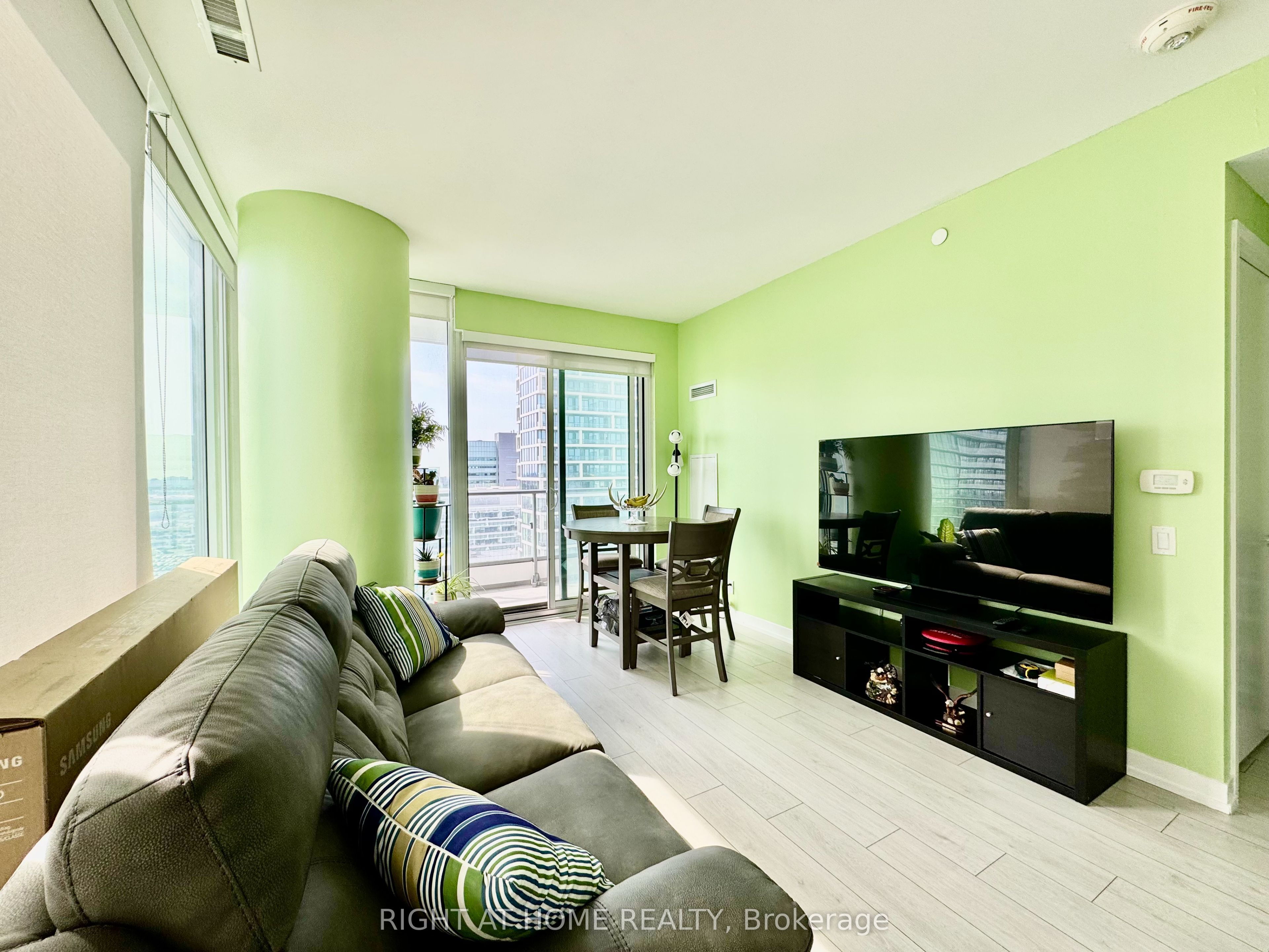 898 Portage Parkway 1903, Vaughan, ON L4K 0J6 photo 2